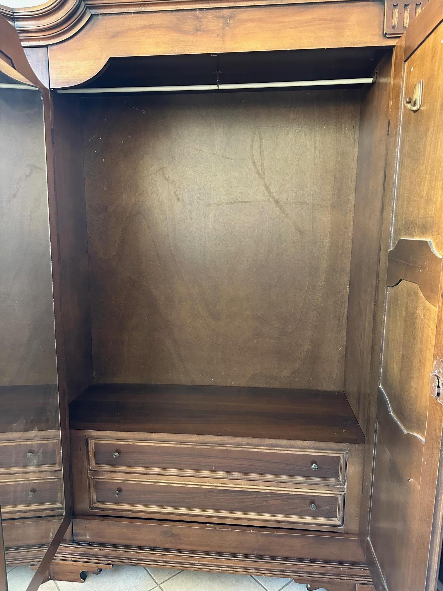 Armadio italiano a 4 ante, in noce massiccio, bugnato sui lati e sul fronte.
 Può essere completamente smontato. All'interno, nella parte sinistra si trova una cassettiera con due cassetti e nella parte destra uno specchio interno. 
È molto pesante