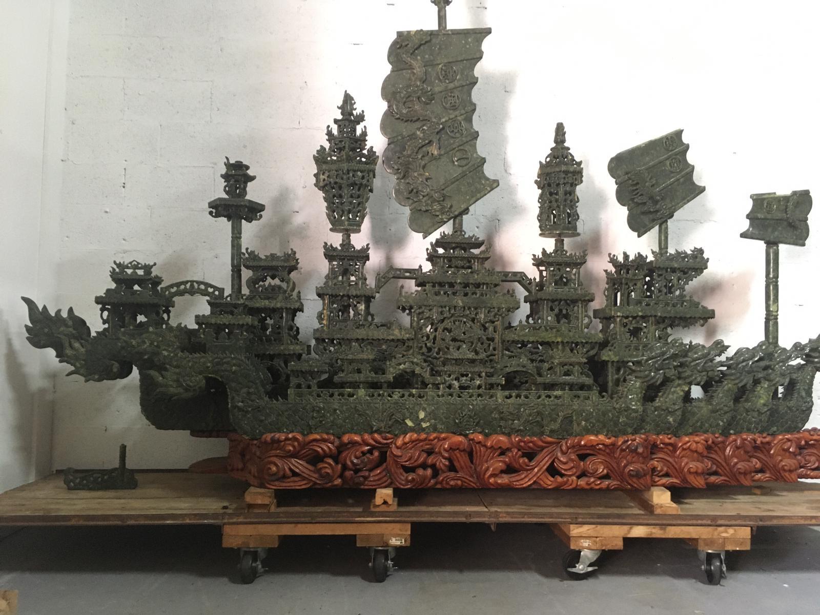 Chinese Scrib, aber handgefertigt in Thailand. Sechzehn Fuß lang. Sockel aus Palisanderholz. Die Bildhauer haben dieses riesige Boot aus Jade gefertigt. Sie werden die Details dieses Schiffes bewundern. Der Drache ist das ultimative Symbol des