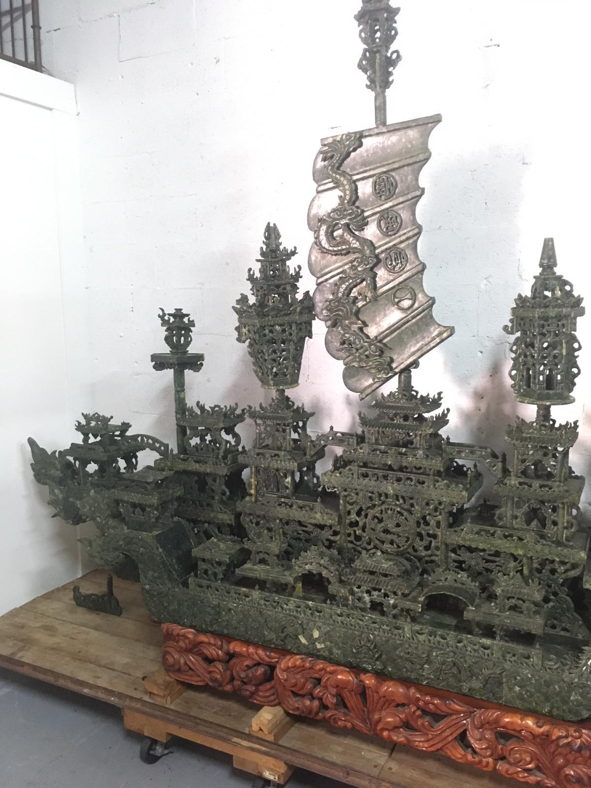 Thaïlandais Sculpture en jade du 20e siècle avec neuf bateaux de dragon **** 16 pieds de large*** en vente