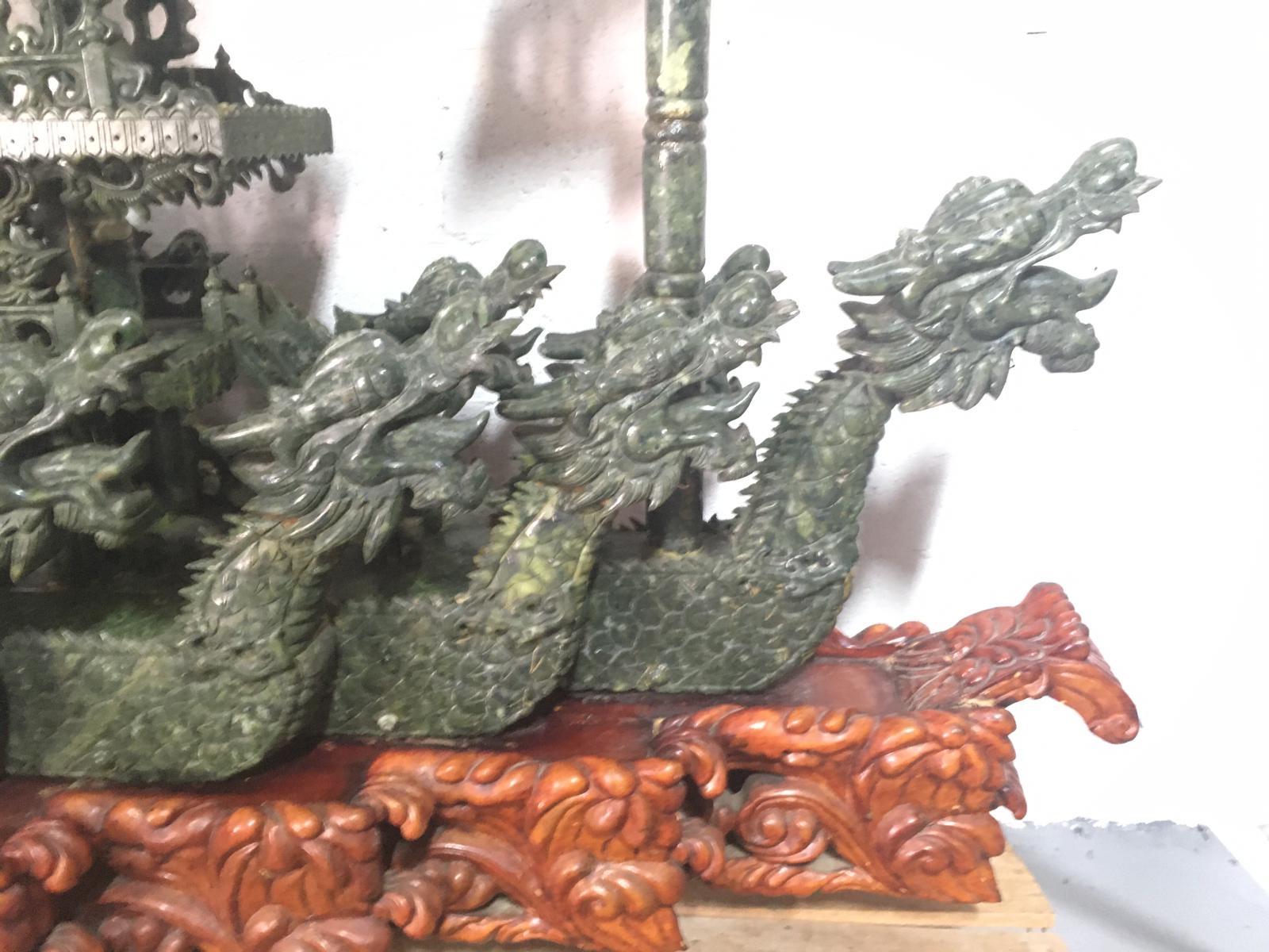 Sculpture en jade du 20e siècle avec neuf bateaux de dragon **** 16 pieds de large*** Bon état - En vente à Miami, FL