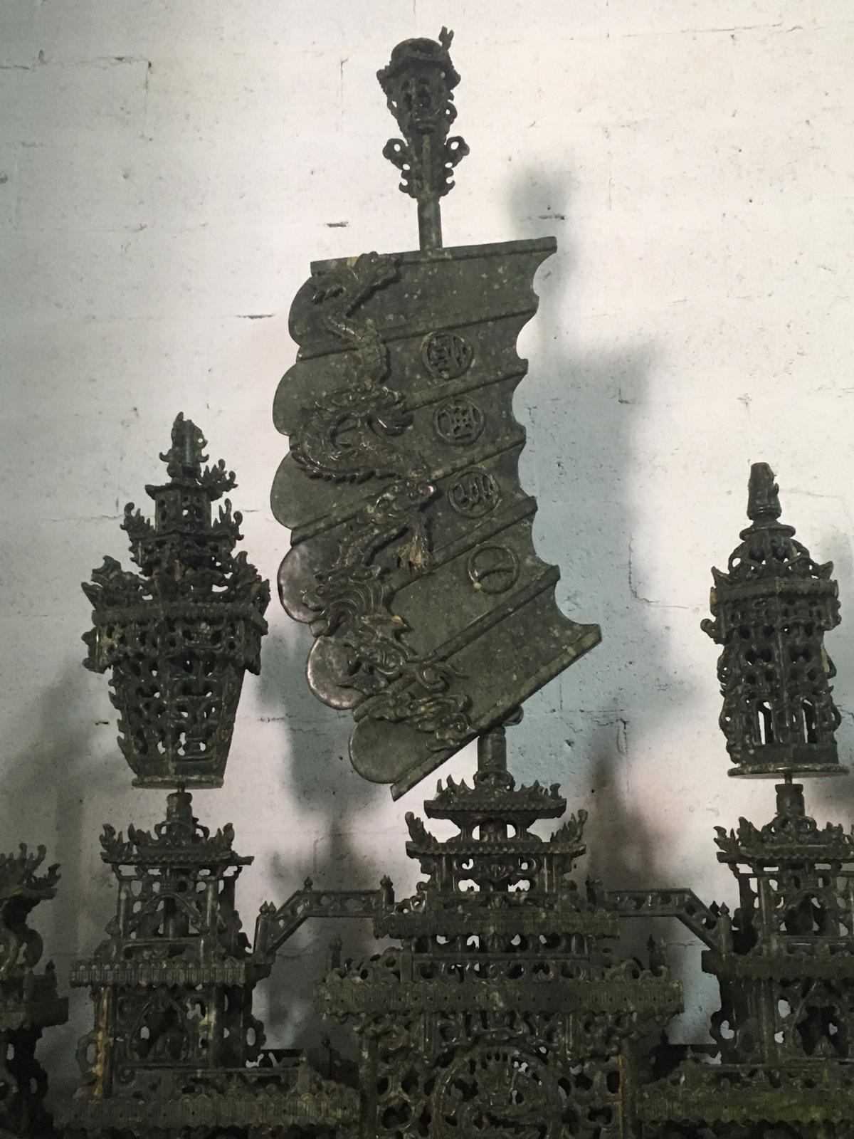 Jade Sculpture en jade du 20e siècle avec neuf bateaux de dragon **** 16 pieds de large*** en vente