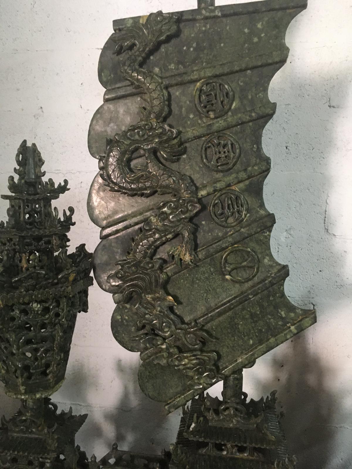 Jade-Skulptur des 20. Jahrhunderts mit neun Drachenbooten **** 16 Fuß groß*** im Angebot 2