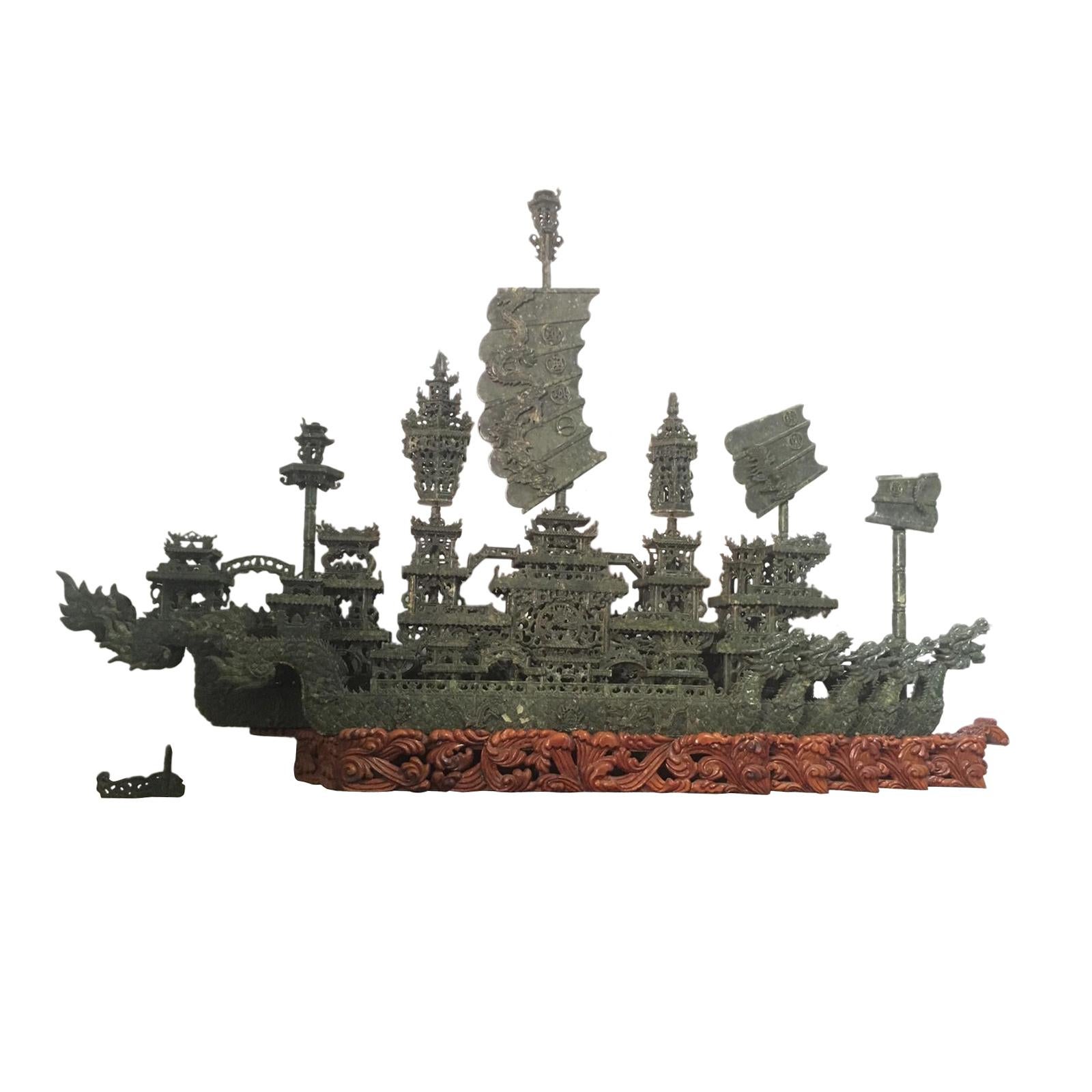 Sculpture en jade du 20e siècle avec neuf bateaux de dragon **** 16 pieds de large*** en vente