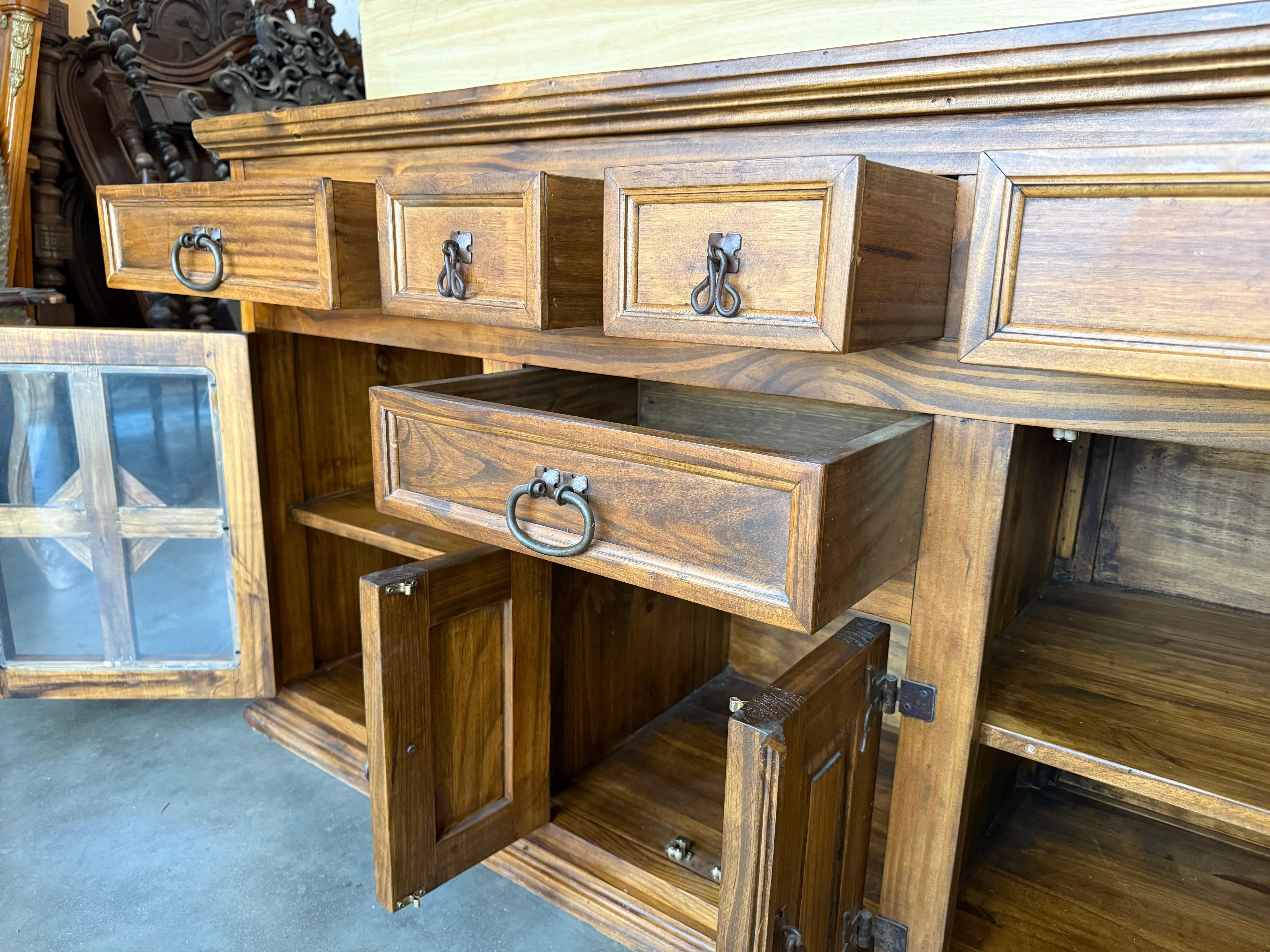 Credenza o aparador toscano de roble claro del barroco español catalán del siglo XX en venta 5