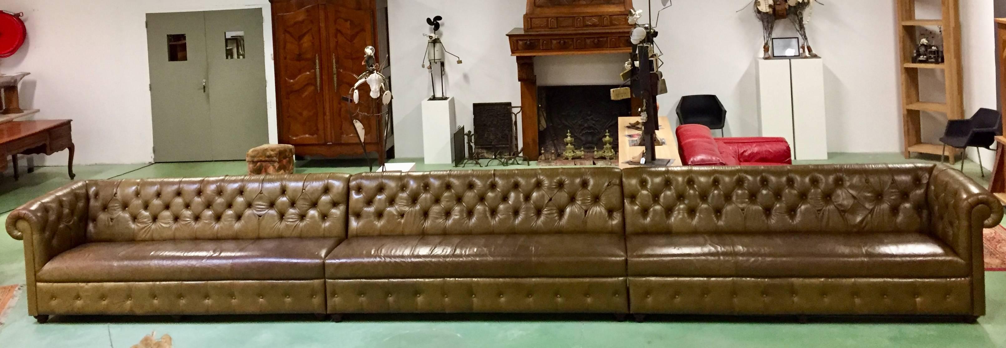 English 20th Century Long Chesterfield Club Canapé
