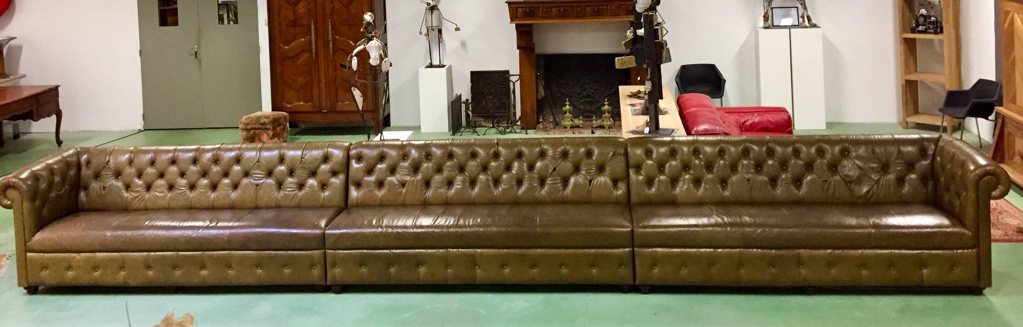 20th Century Long Chesterfield Club Canapé In Good Condition In Lannebert, FR
