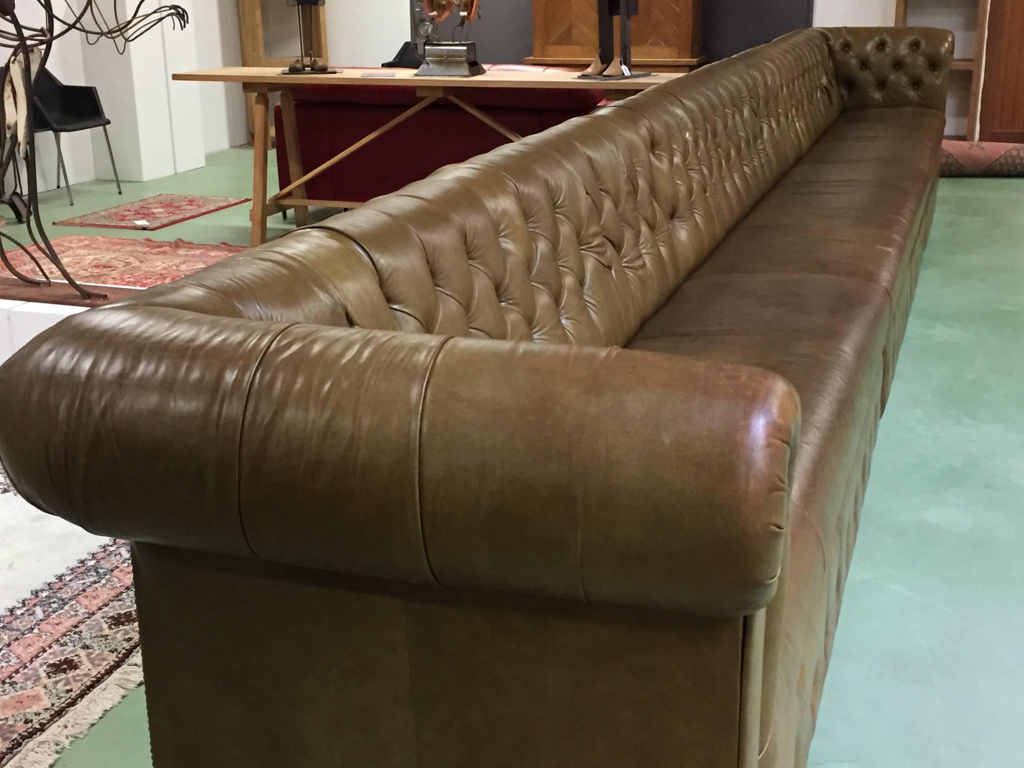 Late 20th Century 20th Century Long Chesterfield Club Canapé