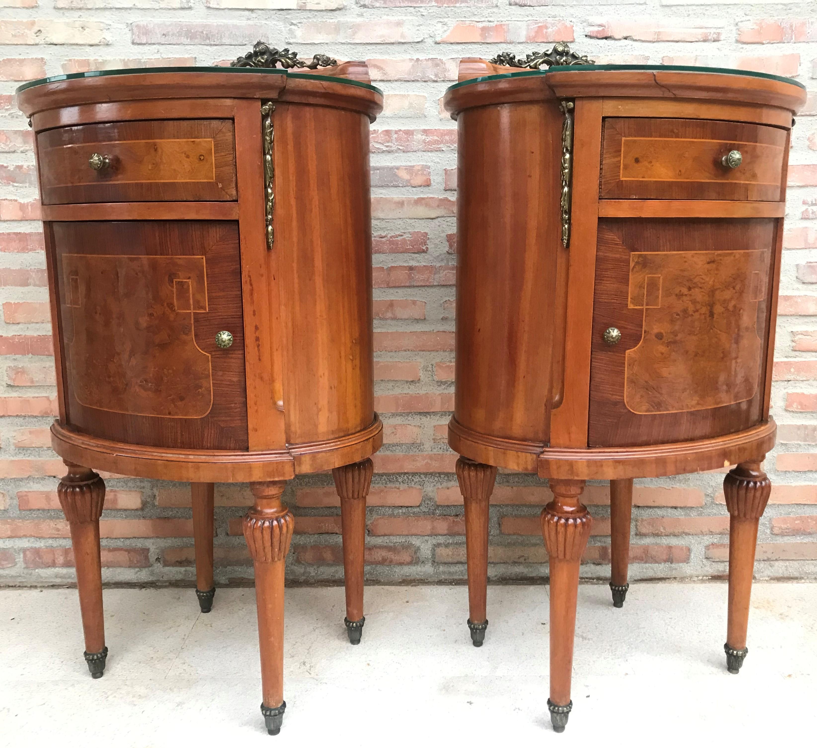 Louis XVI style pair of marquetry nightstands with metal crest one-drawer and one compartment.
Originals handles and garniture.


Measures: Total height 39 in
Height to the tabletop 33 in.