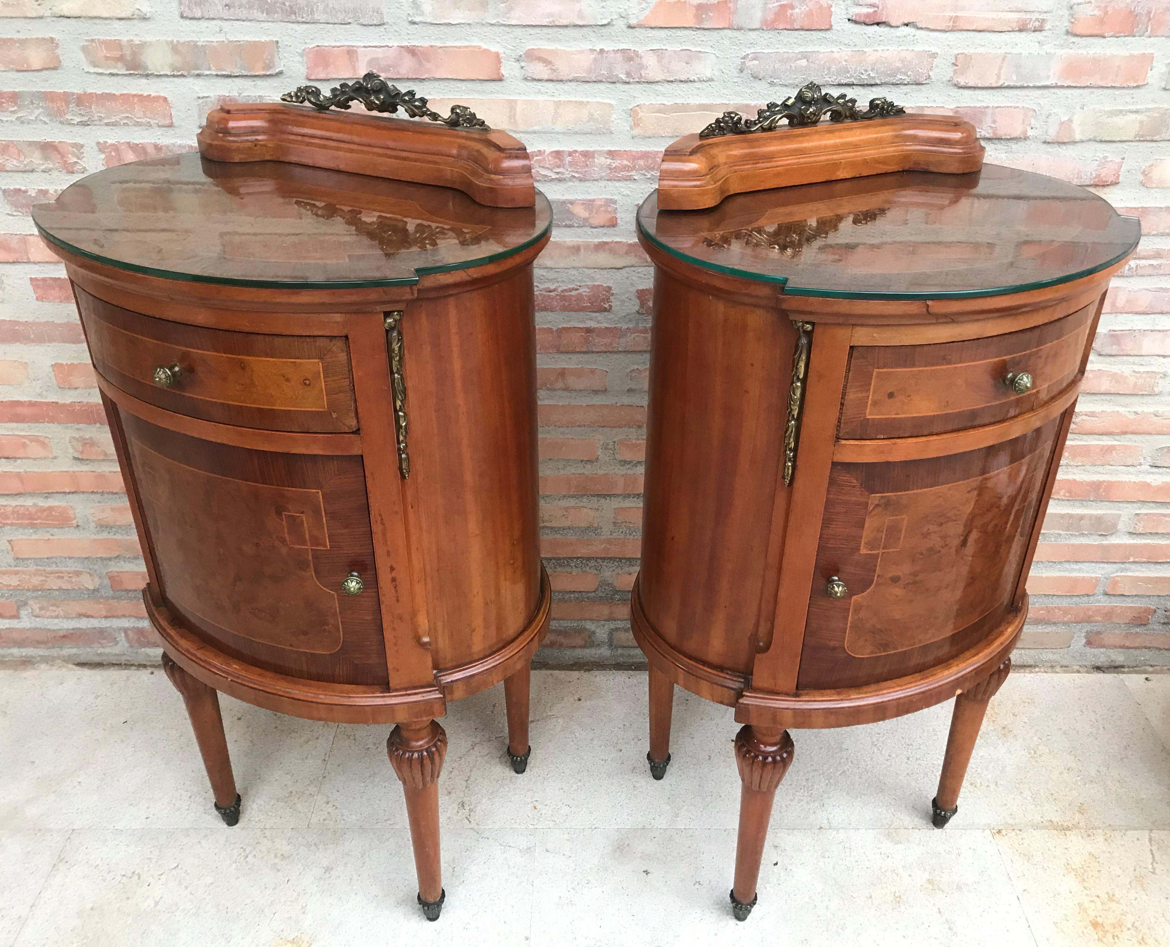 20th Louis XVI Style Marquetry Nightstands with Metal and Mirror Crest, a Pair In Good Condition For Sale In Miami, FL