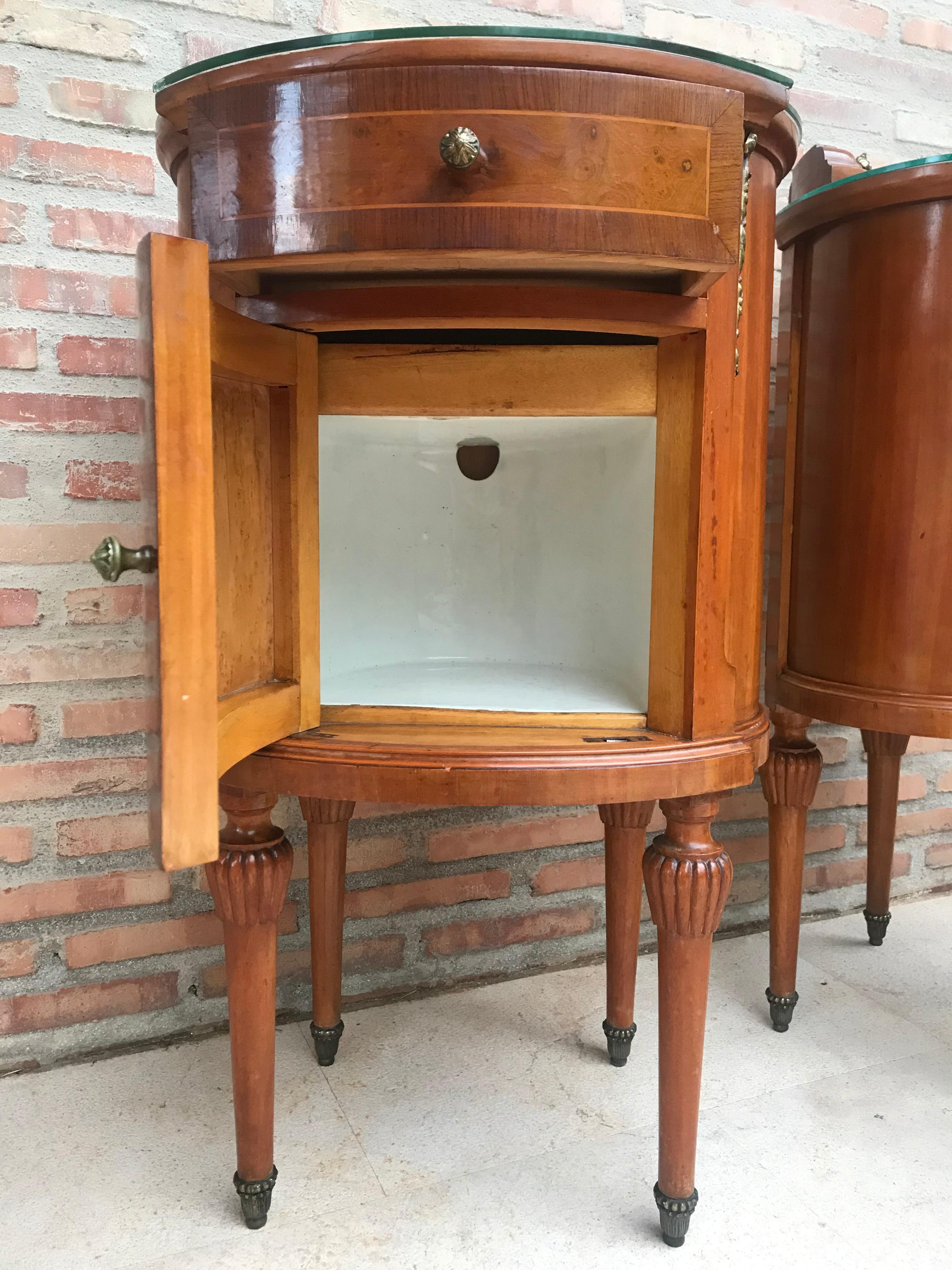 Wood 20th Louis XVI Style Marquetry Nightstands with Metal and Mirror Crest, a Pair For Sale