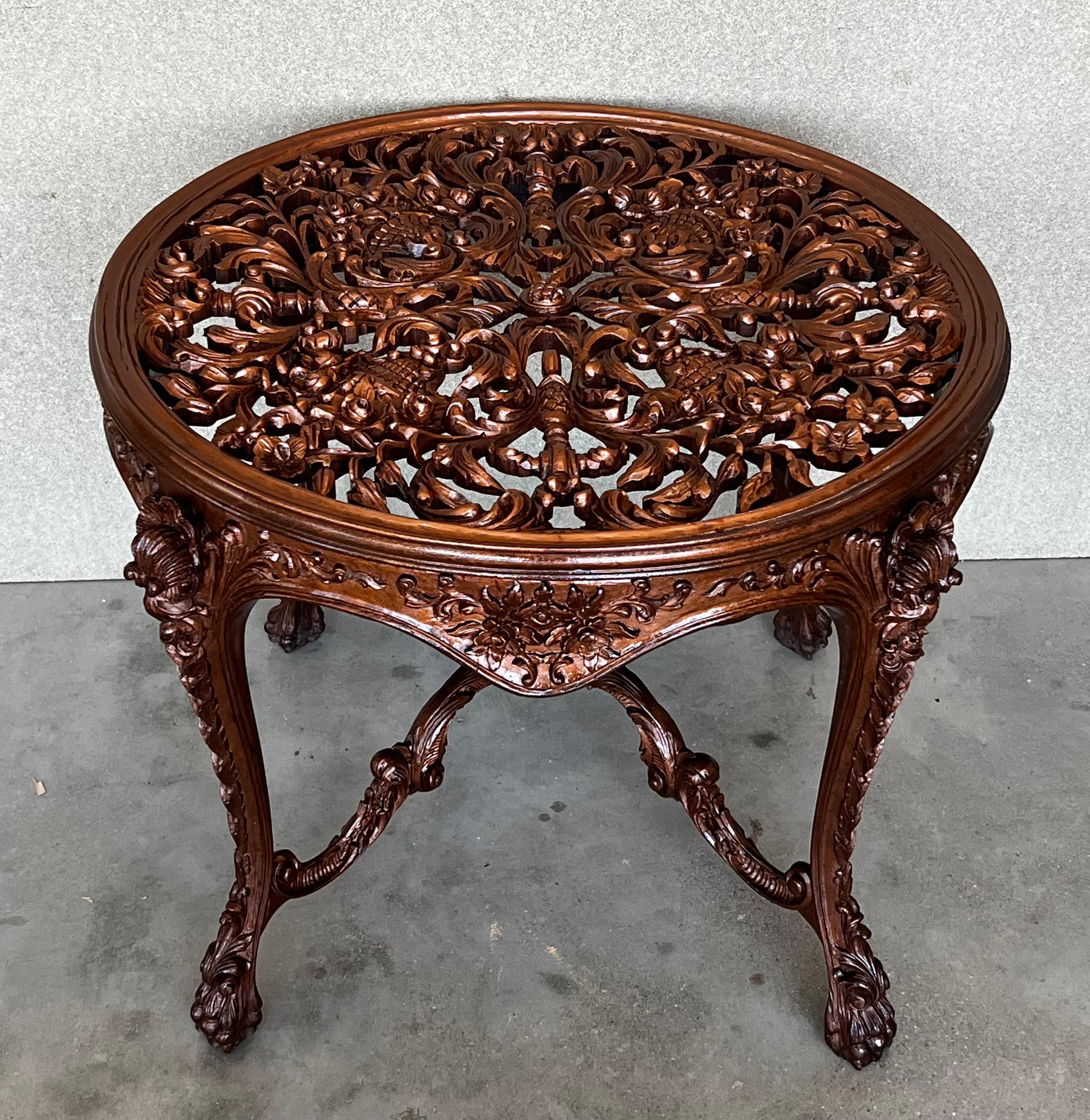 XX Mesa auxiliar española Mariano Garcia con tablero y patas muy tallados siglo XX en venta