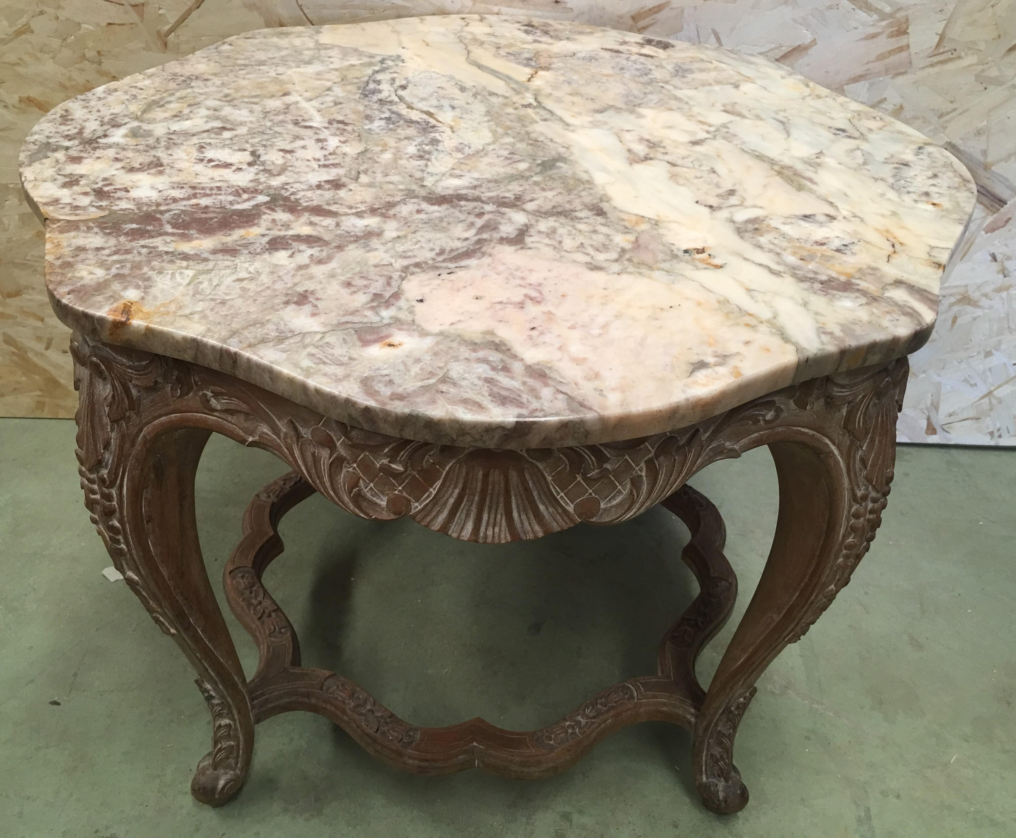 Rococo Table d'appoint espagnole Mariano Garcia du 20ème siècle en marbre de Sienne et base sculptée en vente