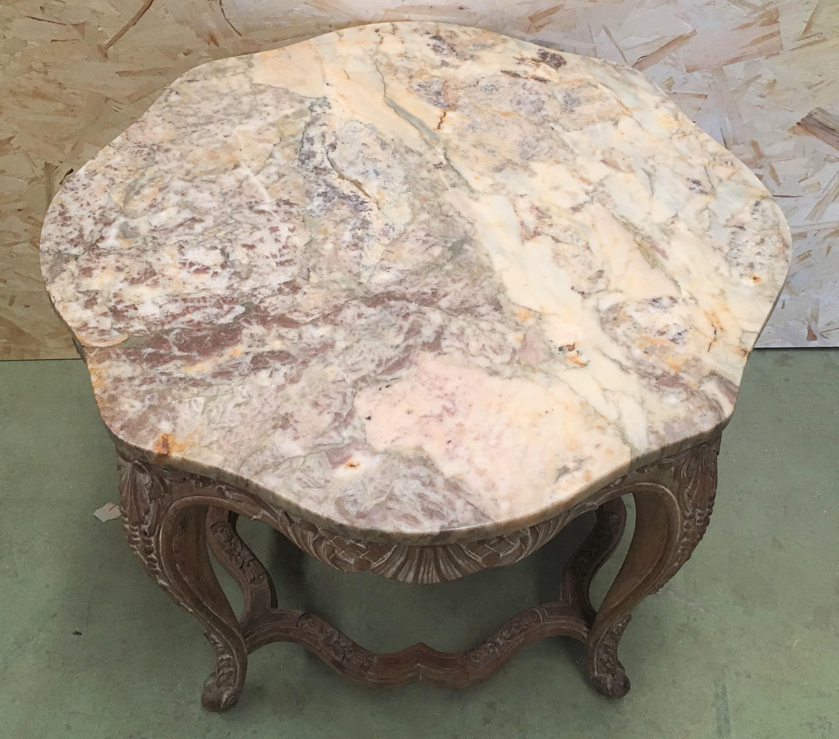 Espagnol Table d'appoint espagnole Mariano Garcia du 20ème siècle en marbre de Sienne et base sculptée en vente