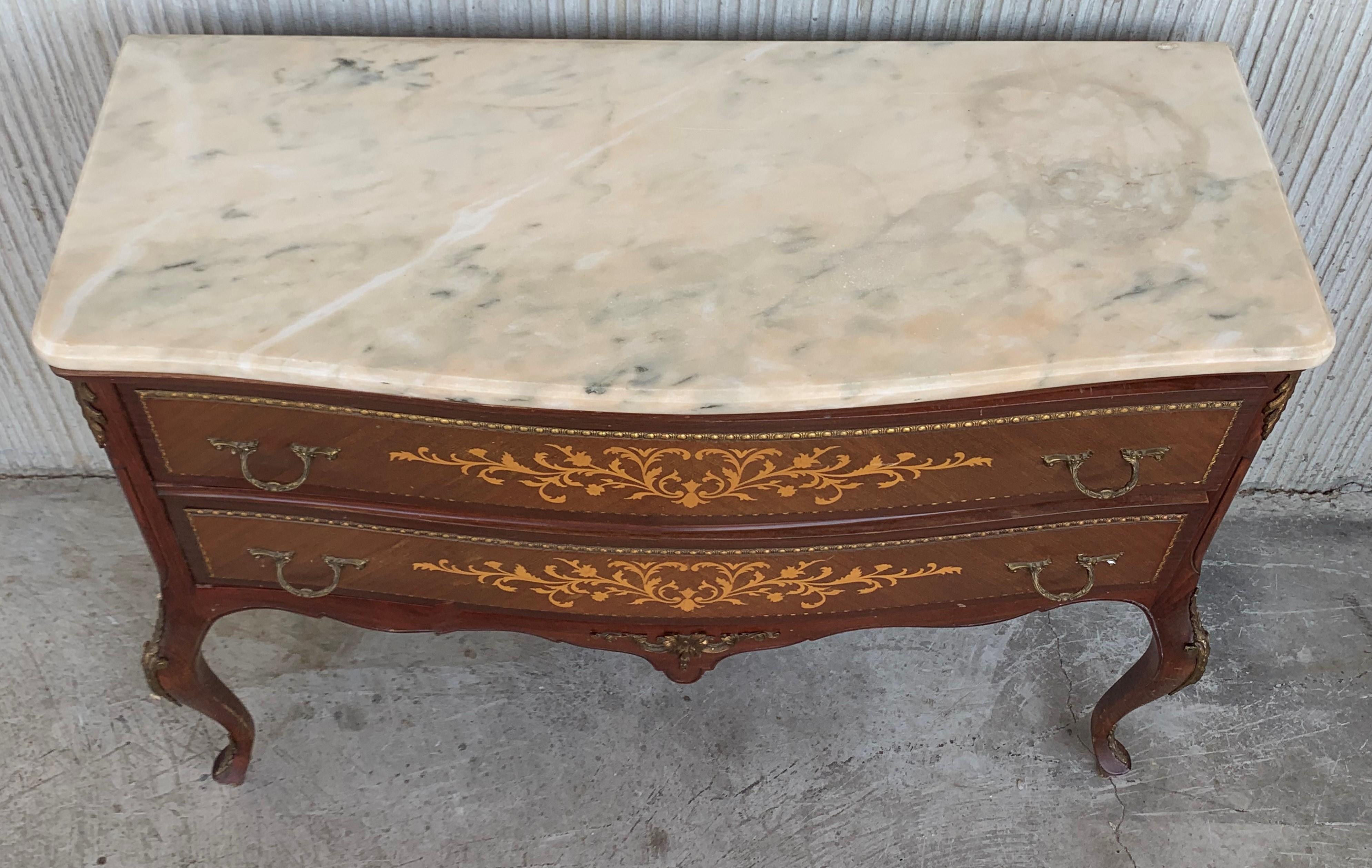 Cassettiera intarsiata del XX secolo con dettagli in bronzo e piano in marmo crema In condizioni buone in vendita a Miami, FL