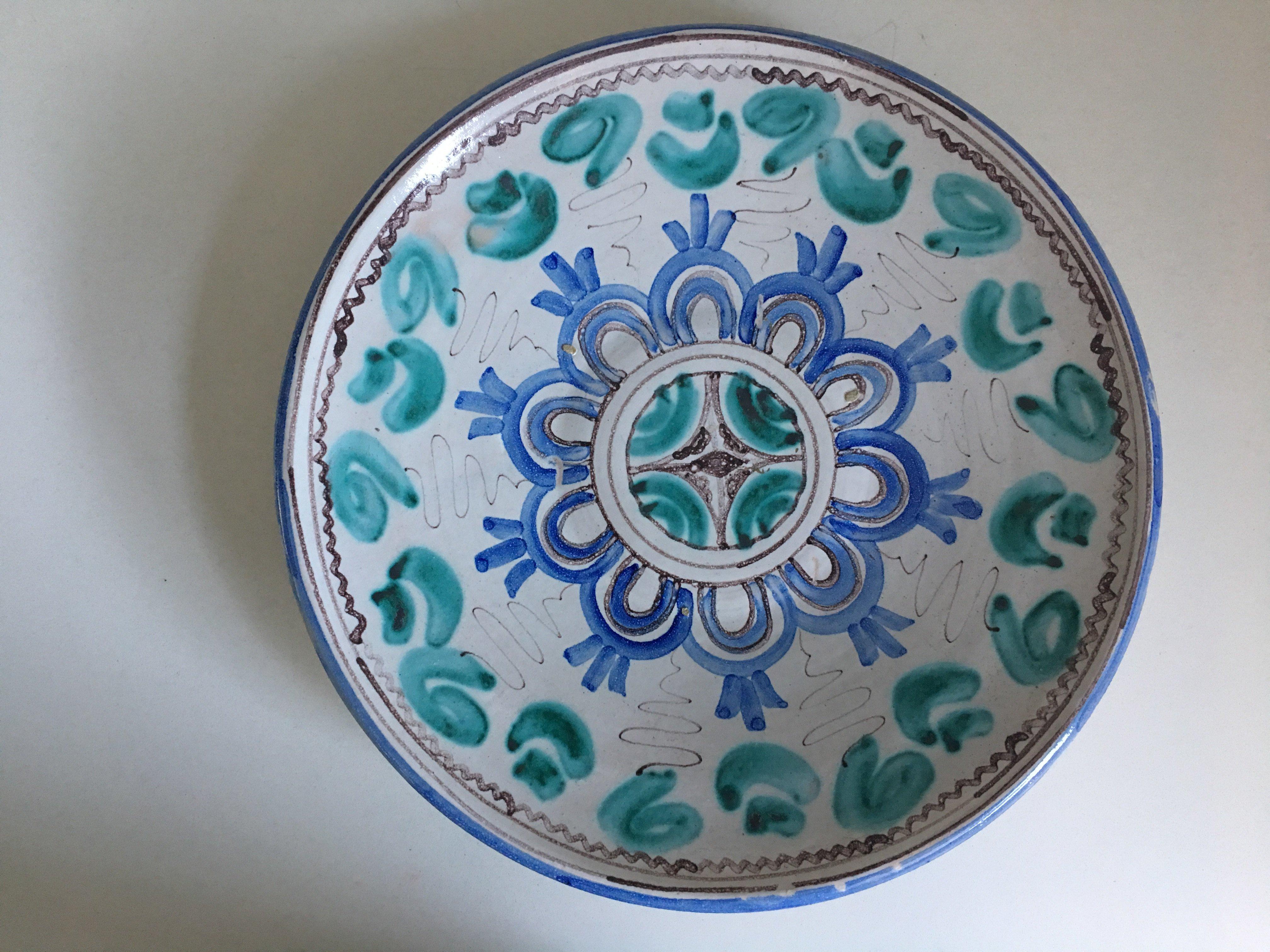 Blaue und grüne Keramikschale oder Teller mit geometrischen Motiven aus der Mitte des Jahrhunderts (Spanisch) im Angebot