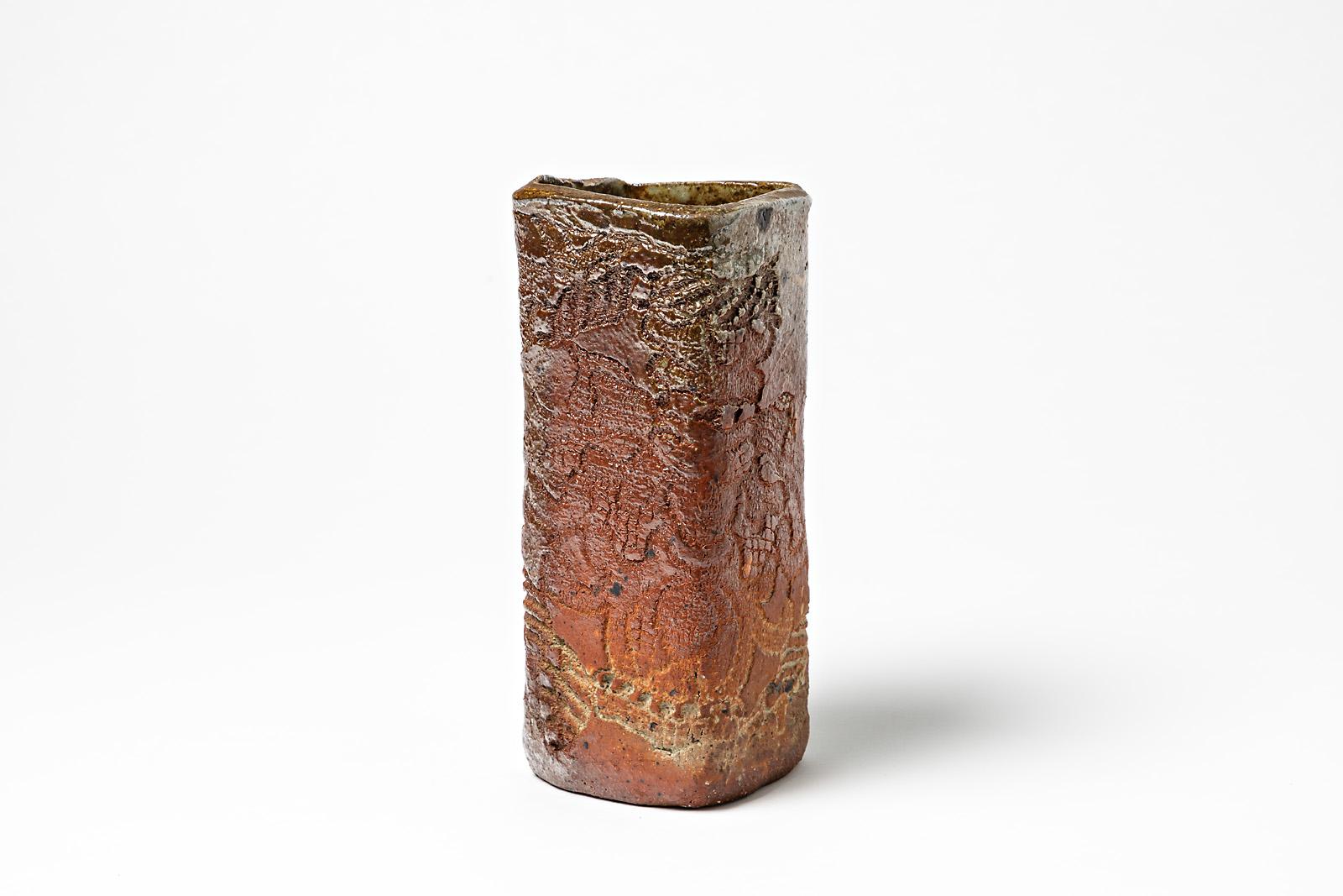 Barbara Delfosse

Rare vase en céramique de grès réalisé à La Borne,

vers 1970.

Poterie en grès avec effets de four à feu brun.

Dimensions : 23 x 9 x 9 cm : 23 x 9 x 9 cm.