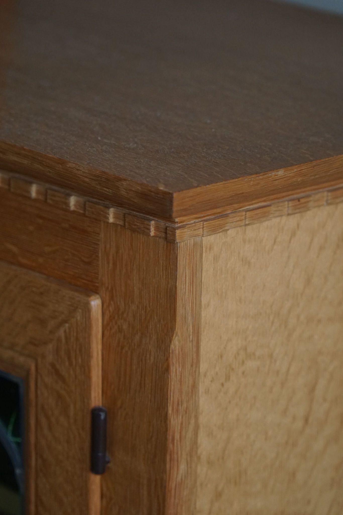 Armadio del 20° secolo in Oak massiccio con frontale in vetro, opera di un ebanista danese in vendita 3