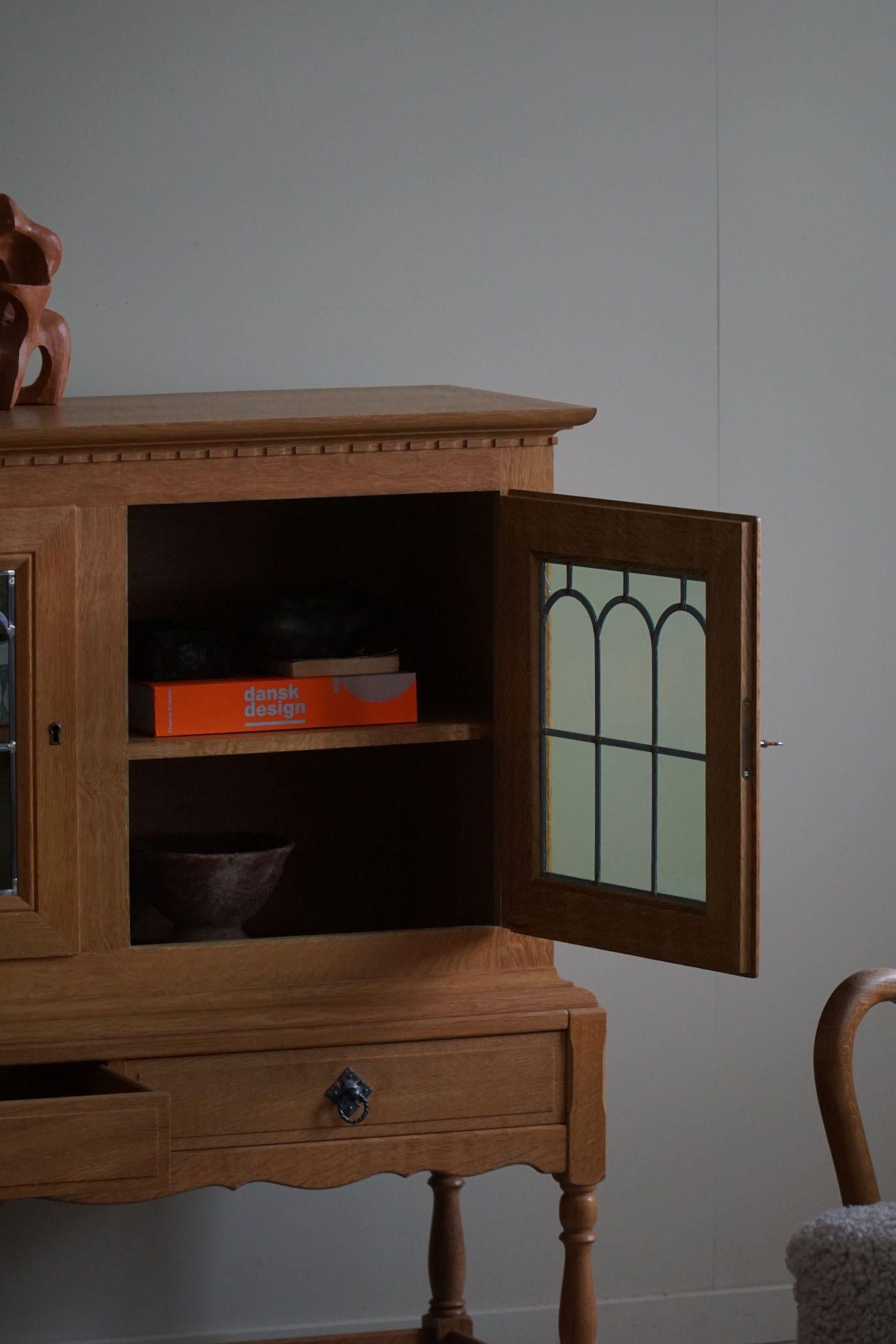 Armadio del 20° secolo in Oak massiccio con frontale in vetro, opera di un ebanista danese in vendita 4