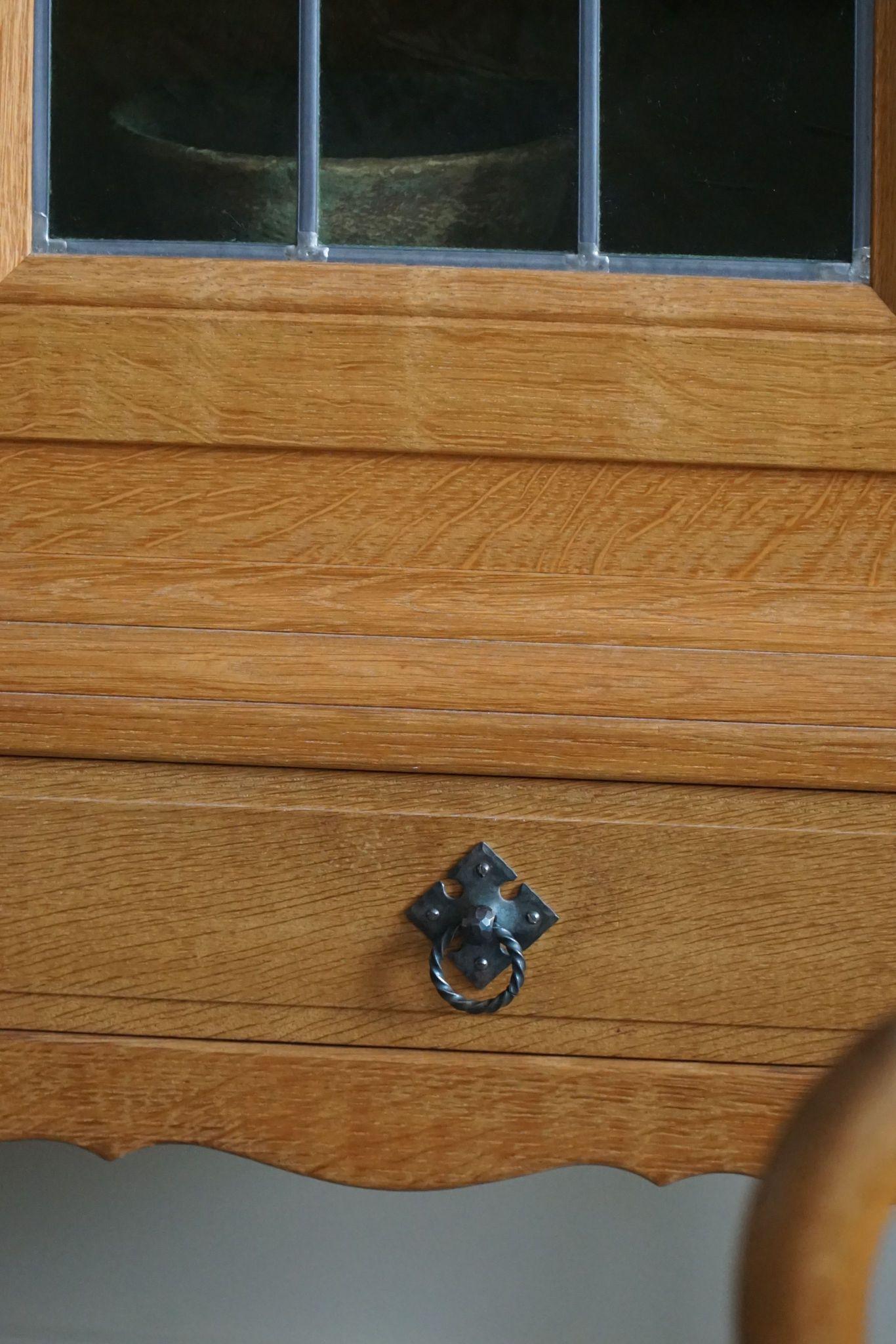 Armadio del 20° secolo in Oak massiccio con frontale in vetro, opera di un ebanista danese in vendita 6
