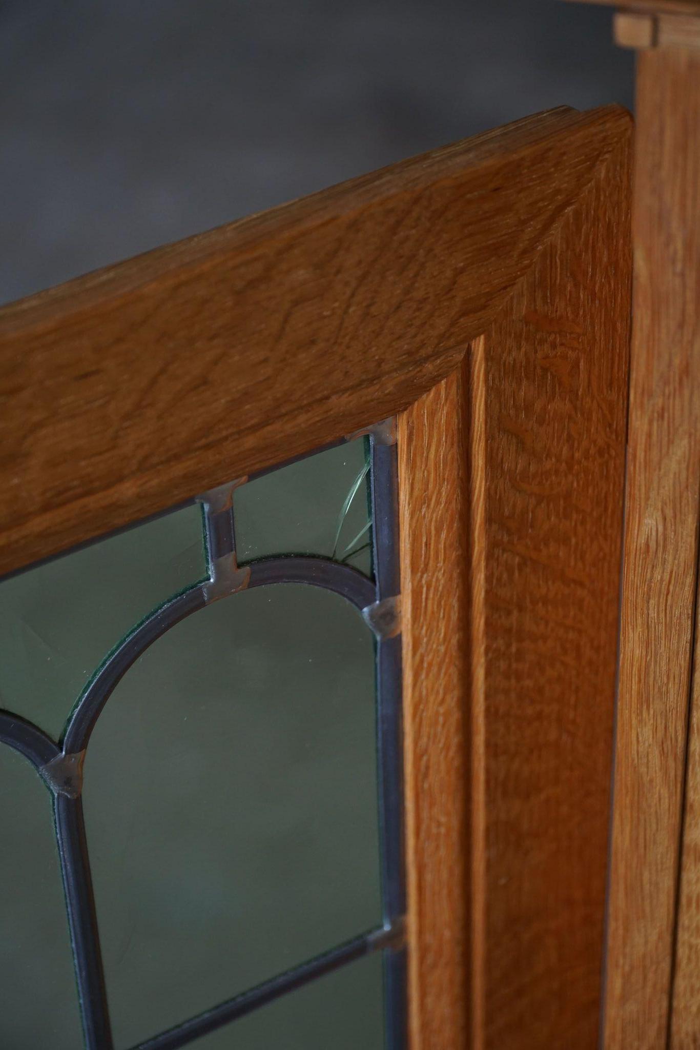 Armadio del 20° secolo in Oak massiccio con frontale in vetro, opera di un ebanista danese in vendita 7