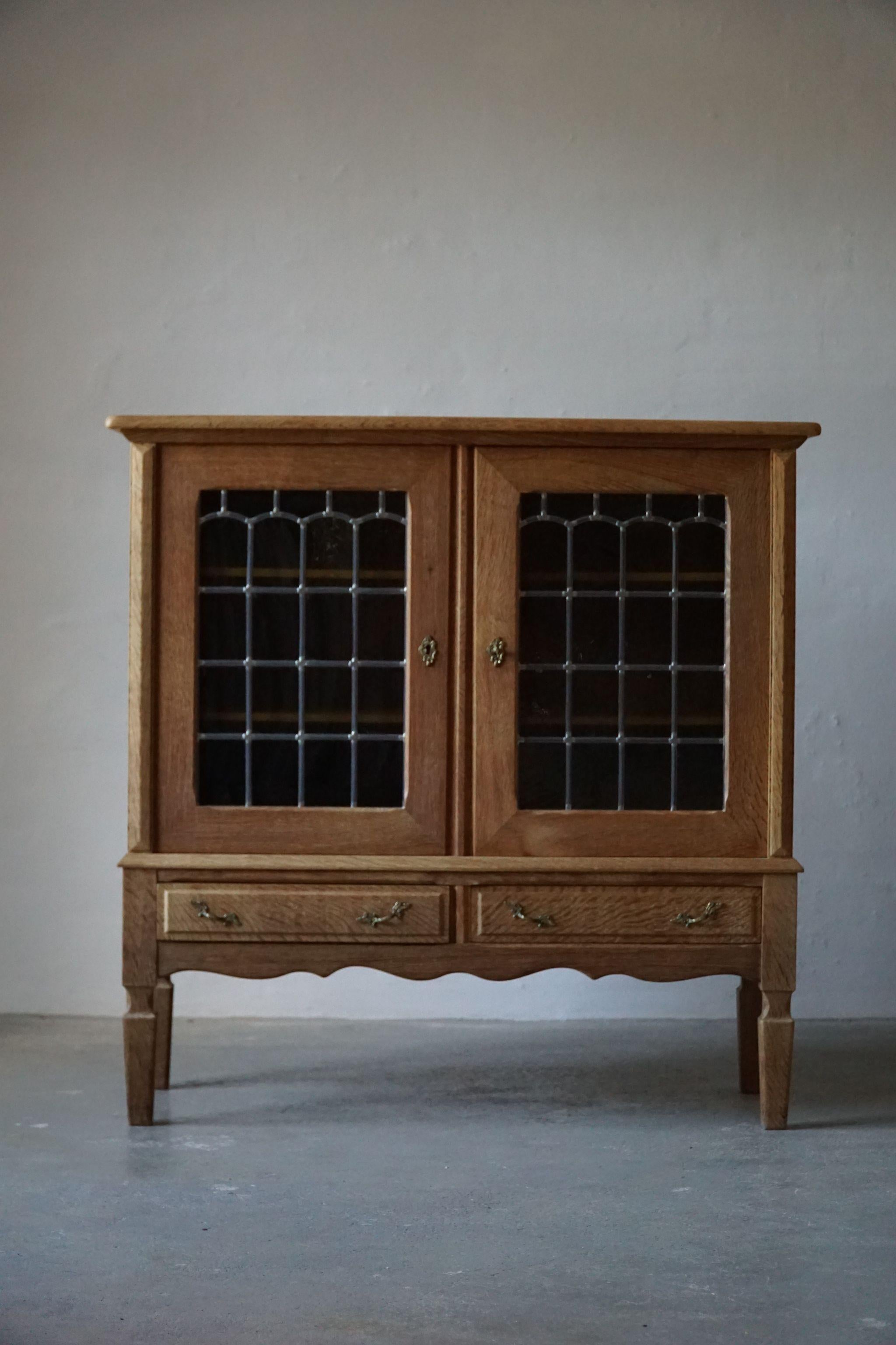 Scandinavo moderno Armadio del 20° secolo in Oak massiccio con frontale in vetro, opera di un ebanista danese in vendita