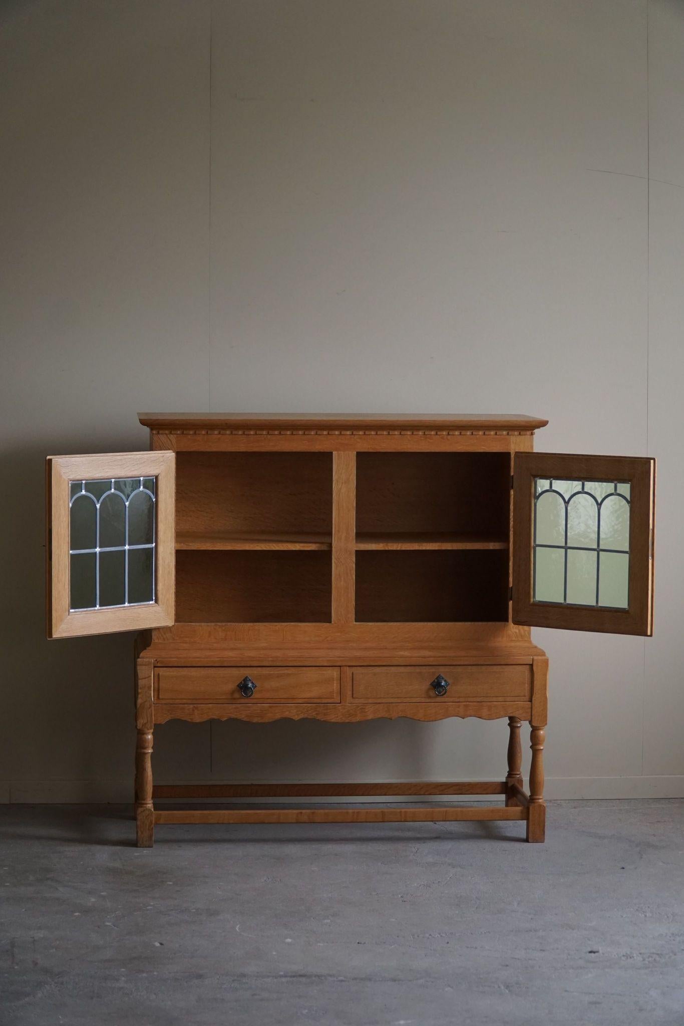 XX secolo Armadio del 20° secolo in Oak massiccio con frontale in vetro, opera di un ebanista danese in vendita