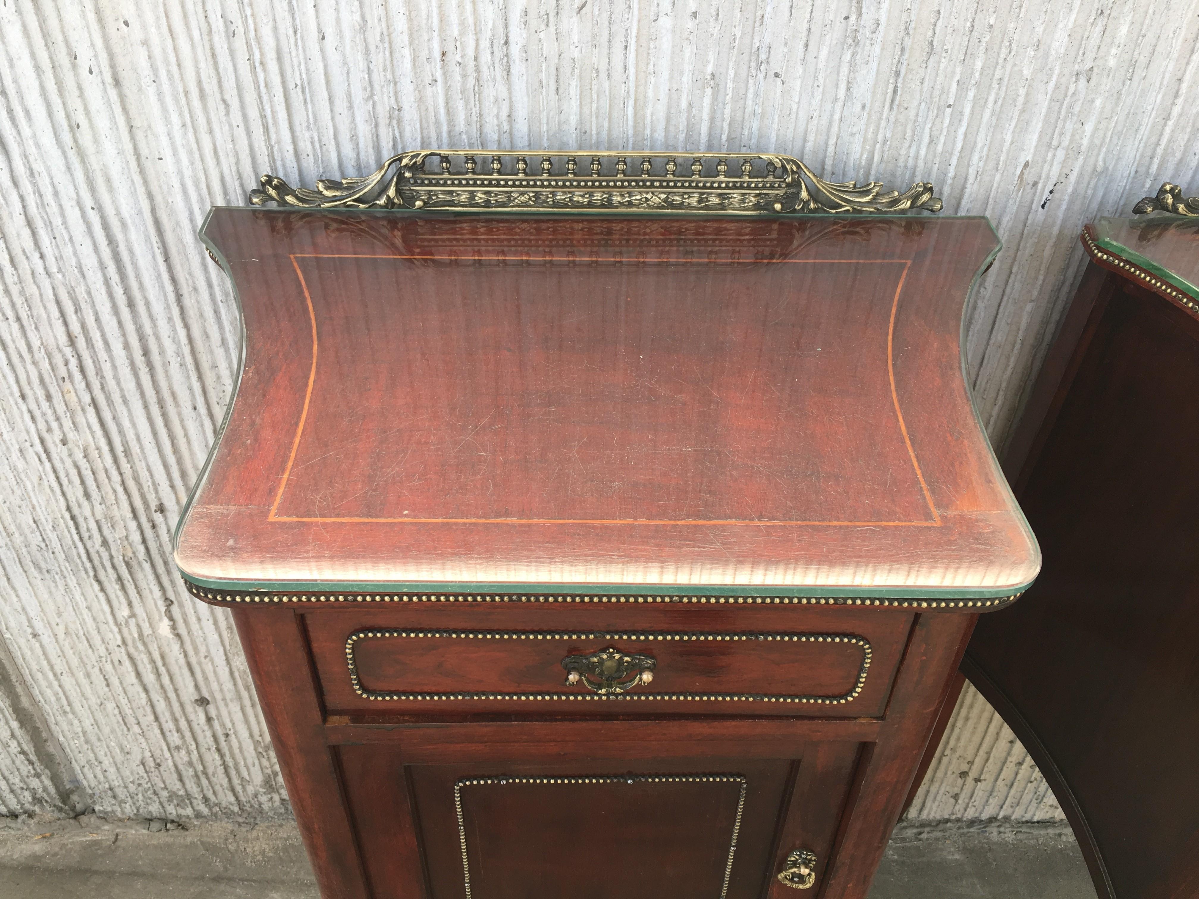 20th Mid-Century Modern Pair of Nightstands with Glass Top and Bronze Crest For Sale 5