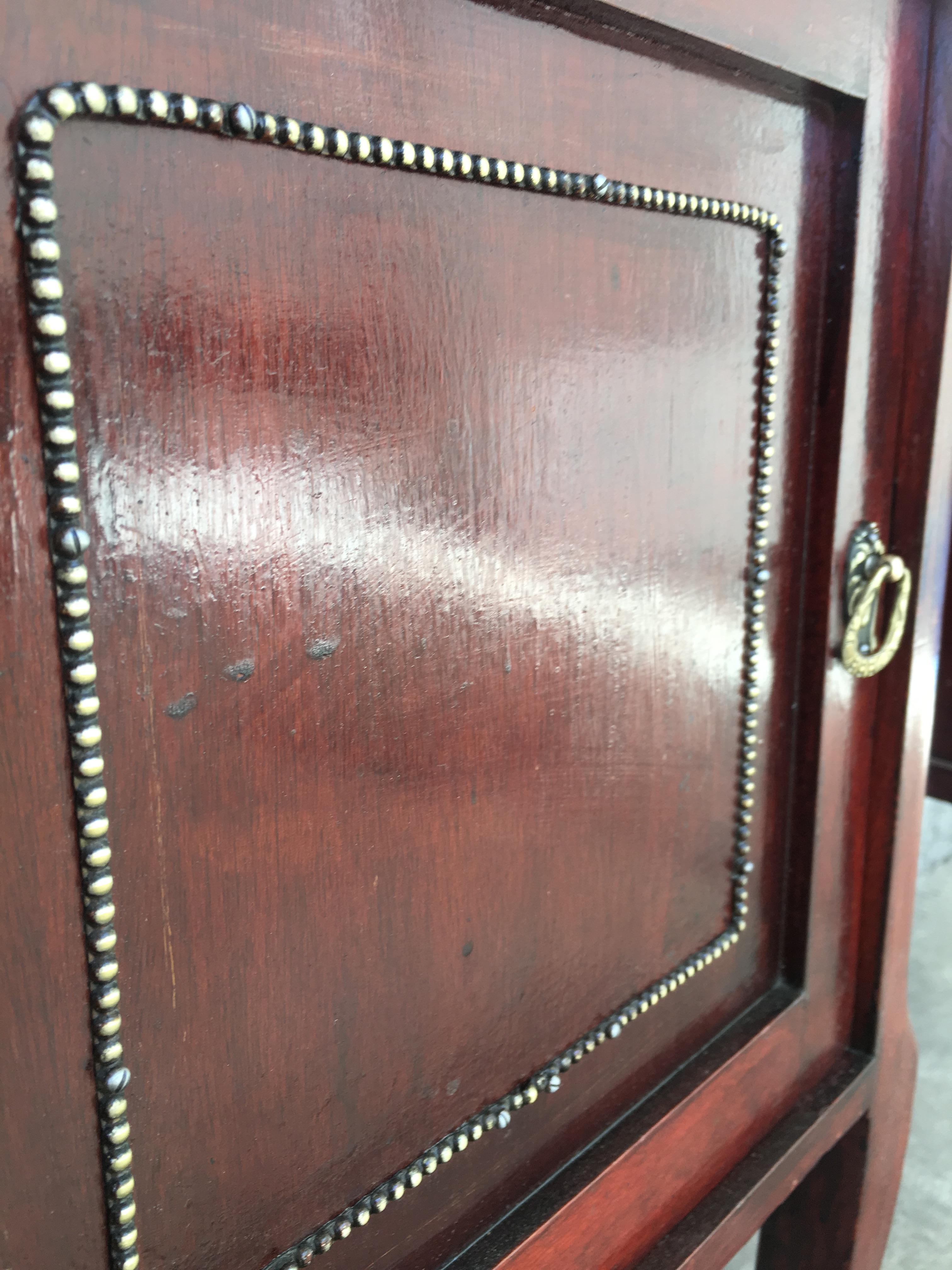 20th Mid-Century Modern Pair of Nightstands with Glass Top and Bronze Crest For Sale 10