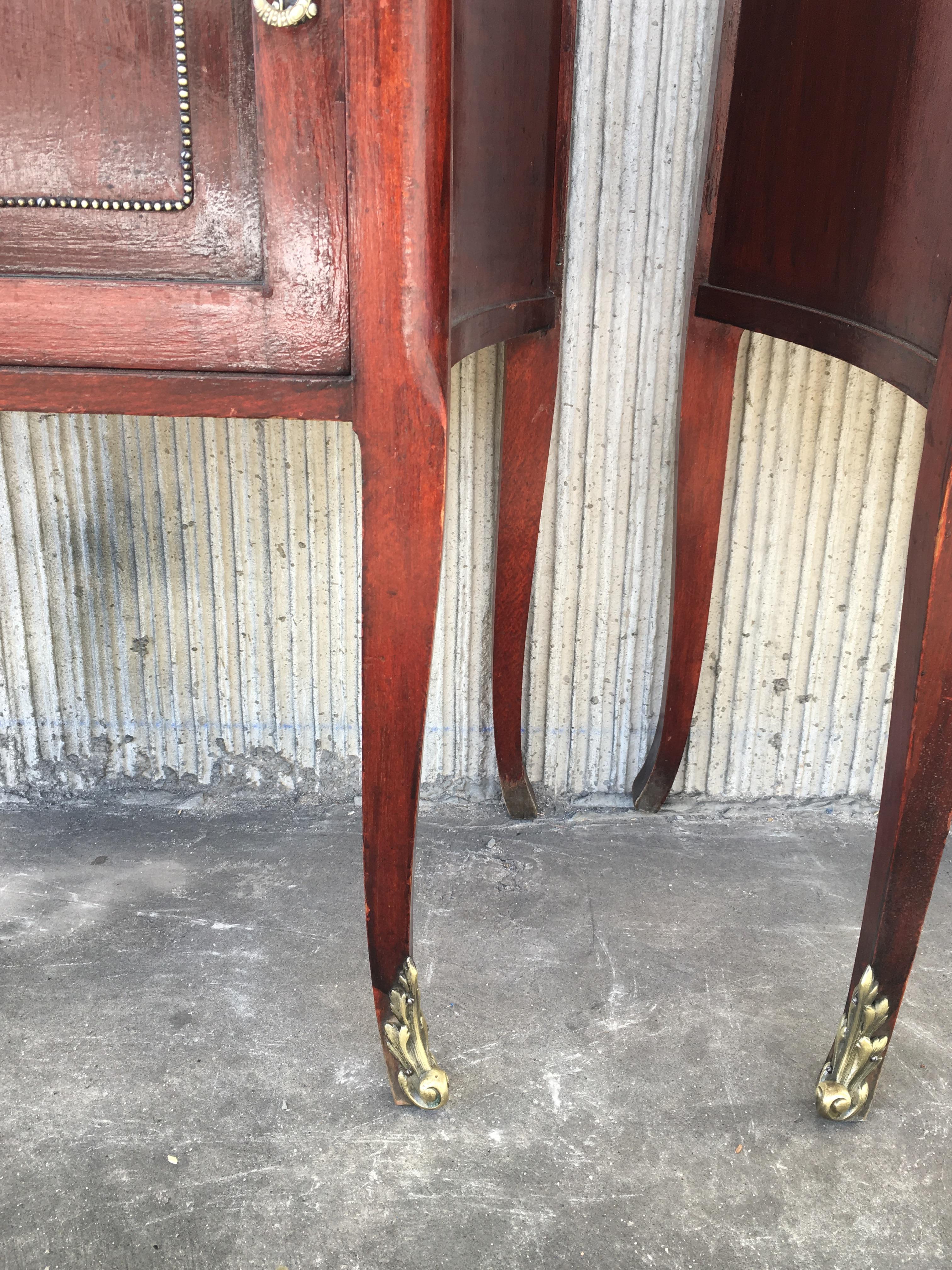 20th Mid-Century Modern Pair of Nightstands with Glass Top and Bronze Crest For Sale 12