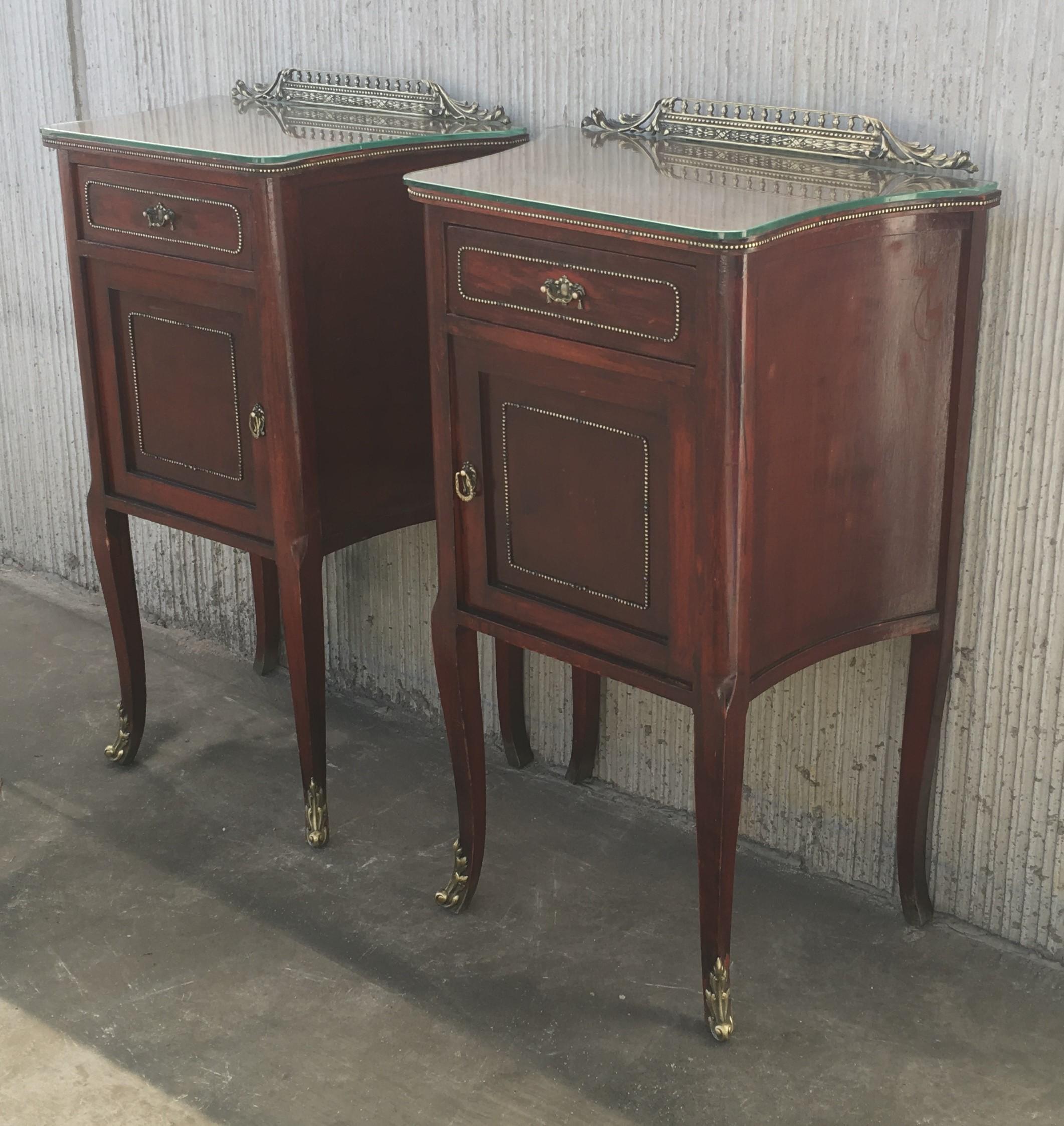 French 20th Mid-Century Modern Pair of Nightstands with Glass Top and Bronze Crest For Sale