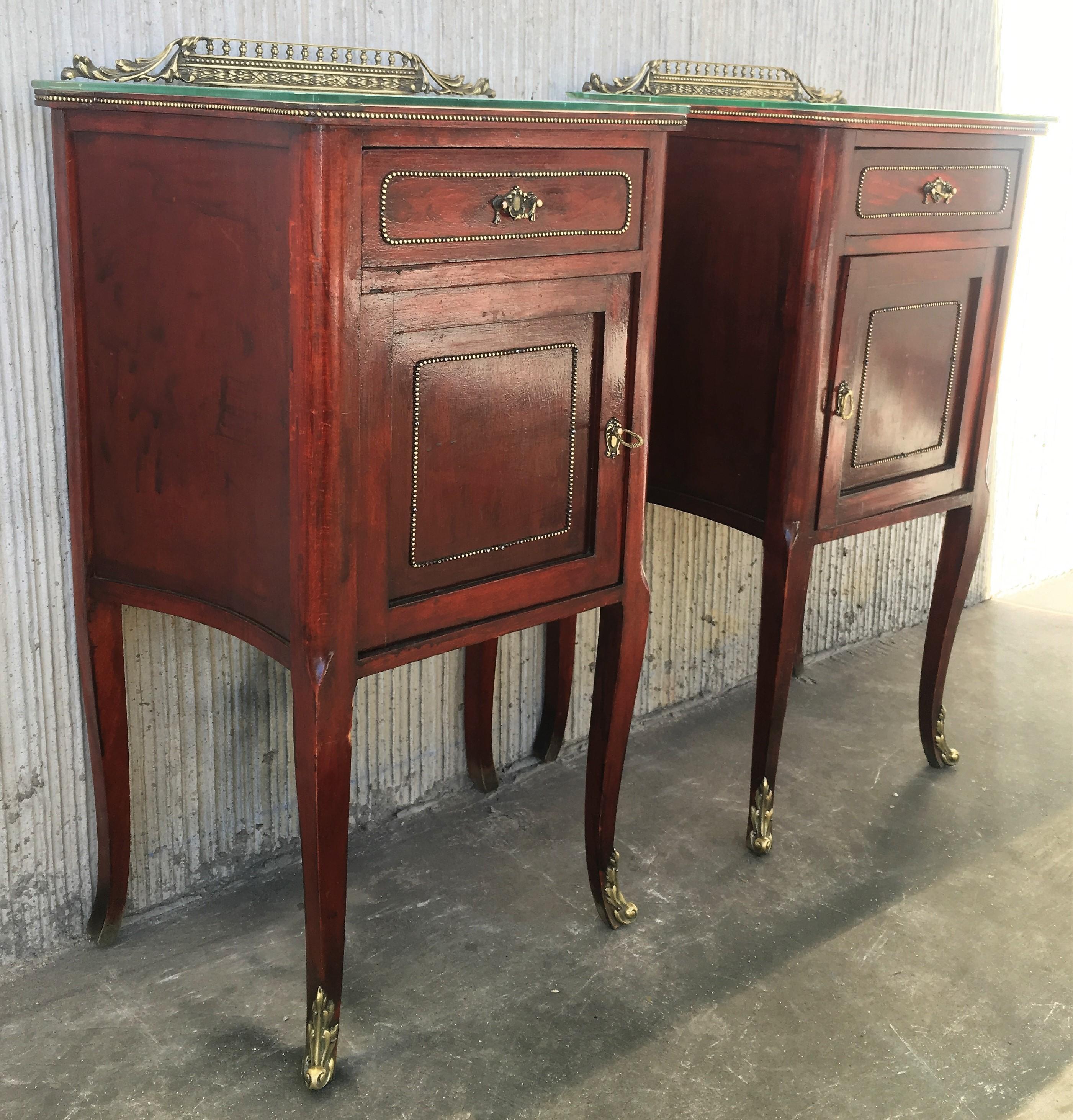 20th Mid-Century Modern Pair of Nightstands with Glass Top and Bronze Crest In Good Condition For Sale In Miami, FL