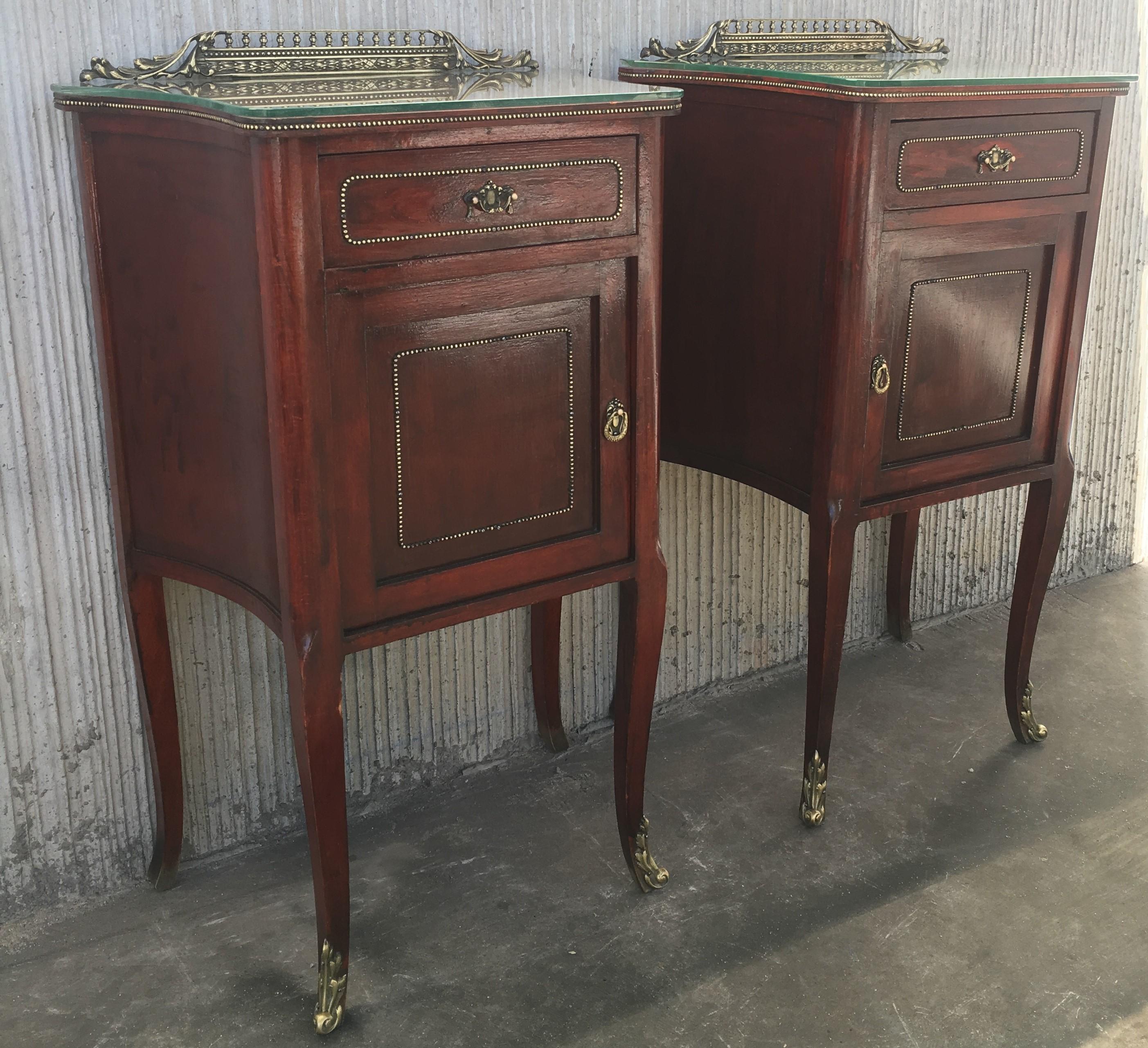 20th Century 20th Mid-Century Modern Pair of Nightstands with Glass Top and Bronze Crest For Sale