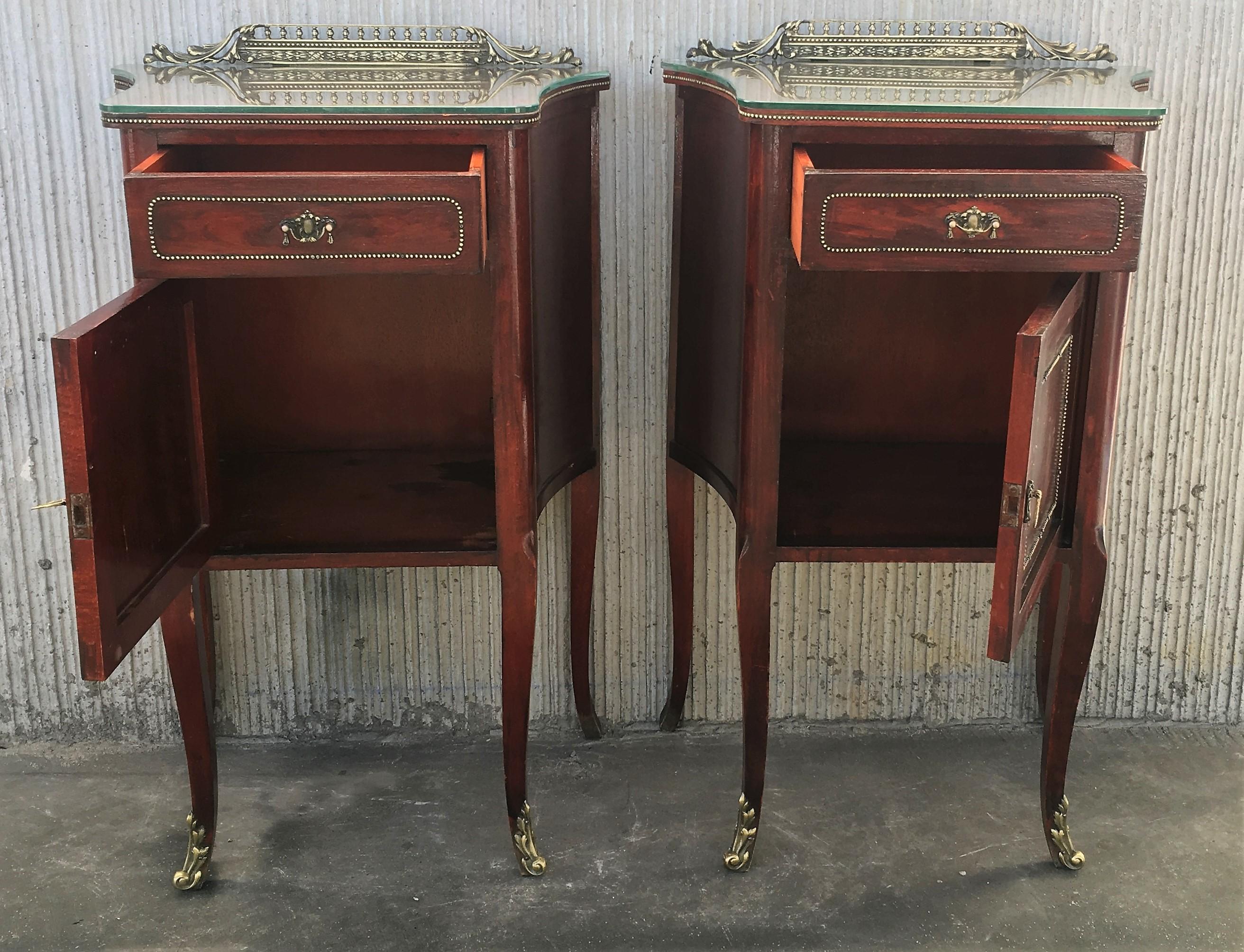 20th Mid-Century Modern Pair of Nightstands with Glass Top and Bronze Crest For Sale 1