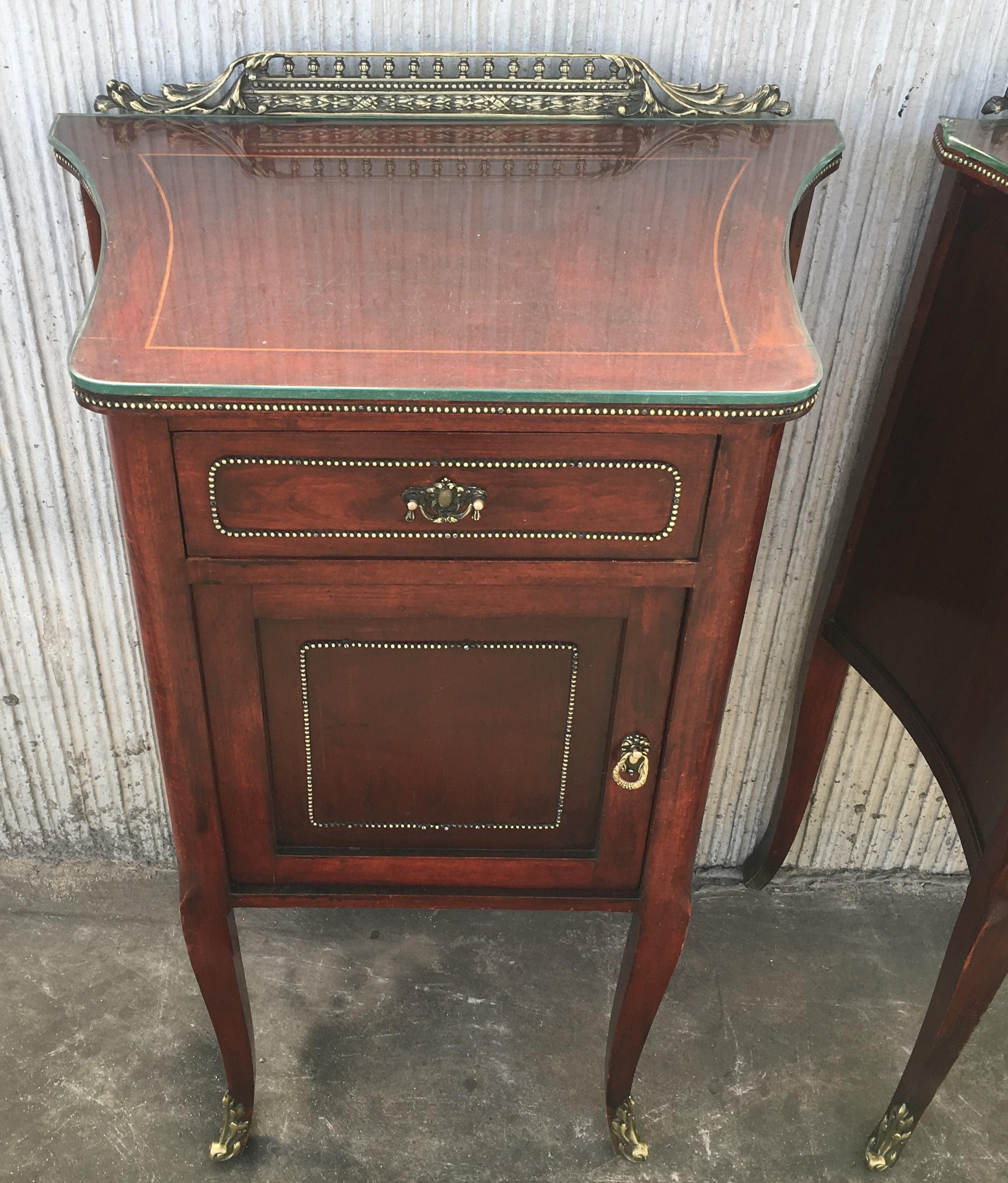 20th Mid-Century Modern Pair of Nightstands with Glass Top and Bronze Crest For Sale 3