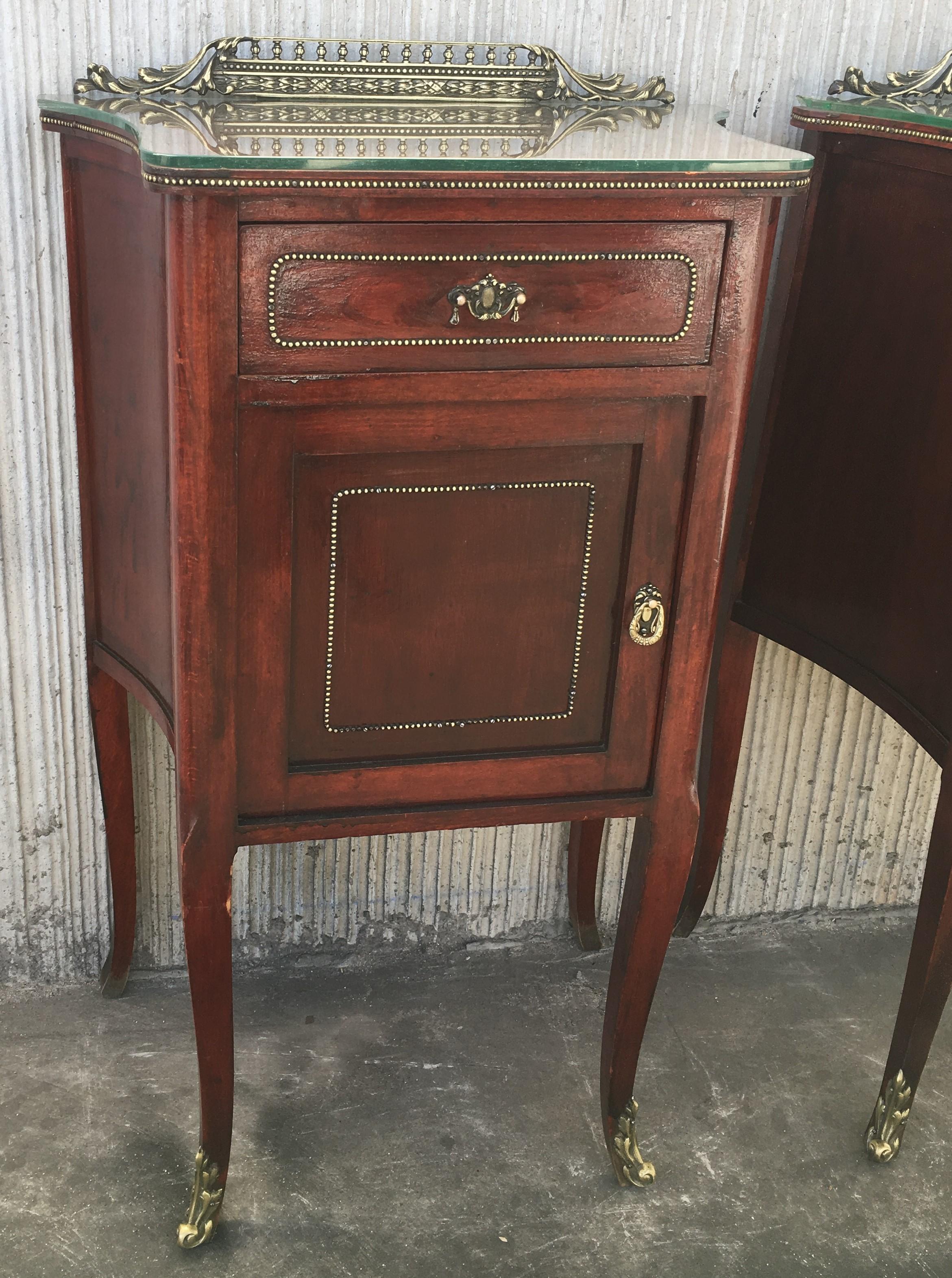 20th Mid-Century Modern Pair of Nightstands with Glass Top and Bronze Crest For Sale 4
