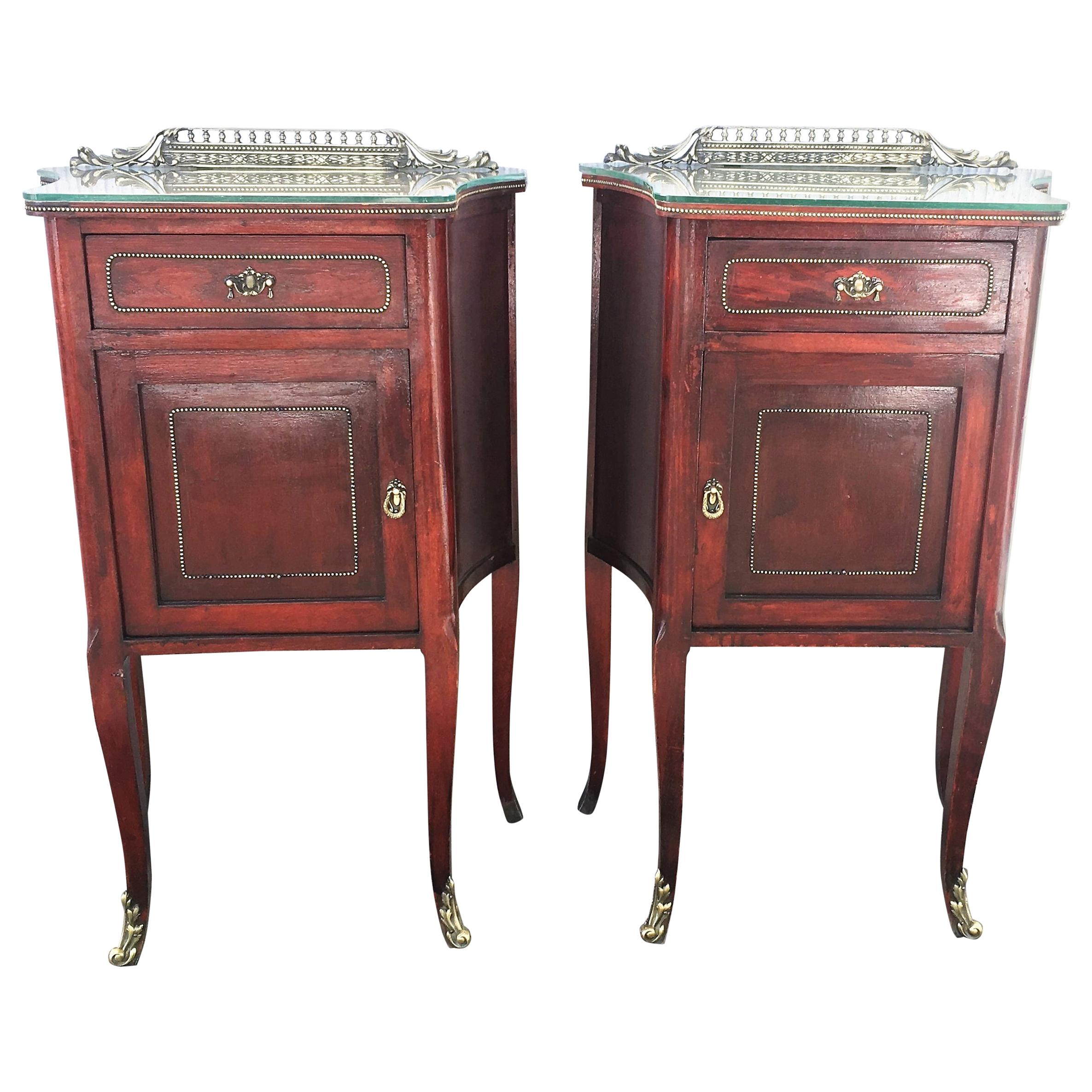 20th Mid-Century Modern Pair of Nightstands with Glass Top and Bronze Crest