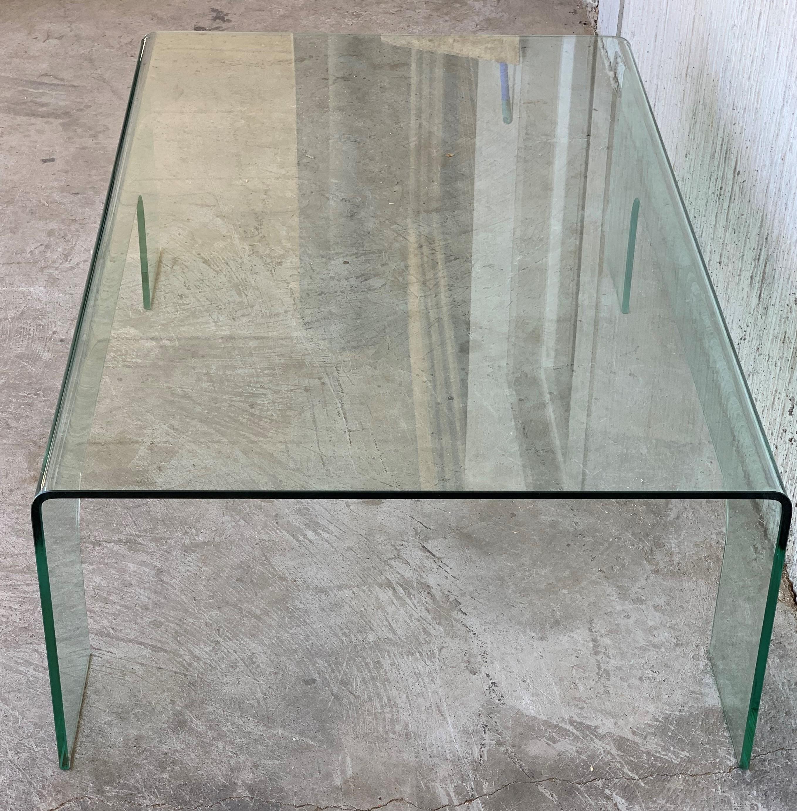 20th Century Mid-Century Modern Rectangular Curved Glass Coffee Table In Excellent Condition In Miami, FL