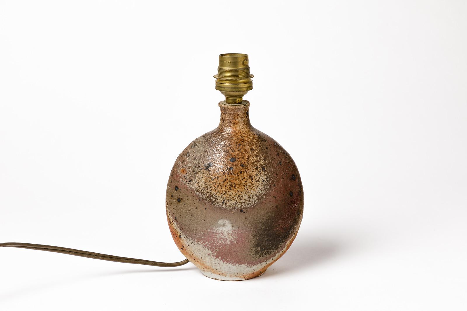 Bruno H'rdy

Élégante lampe de table en céramique réalisée par un artiste français.

Couleurs de glaçure brune et orange de la céramique, et effets de cuisson.

Signé à la base

Conditions d'origine parfaites

Le système électrique est