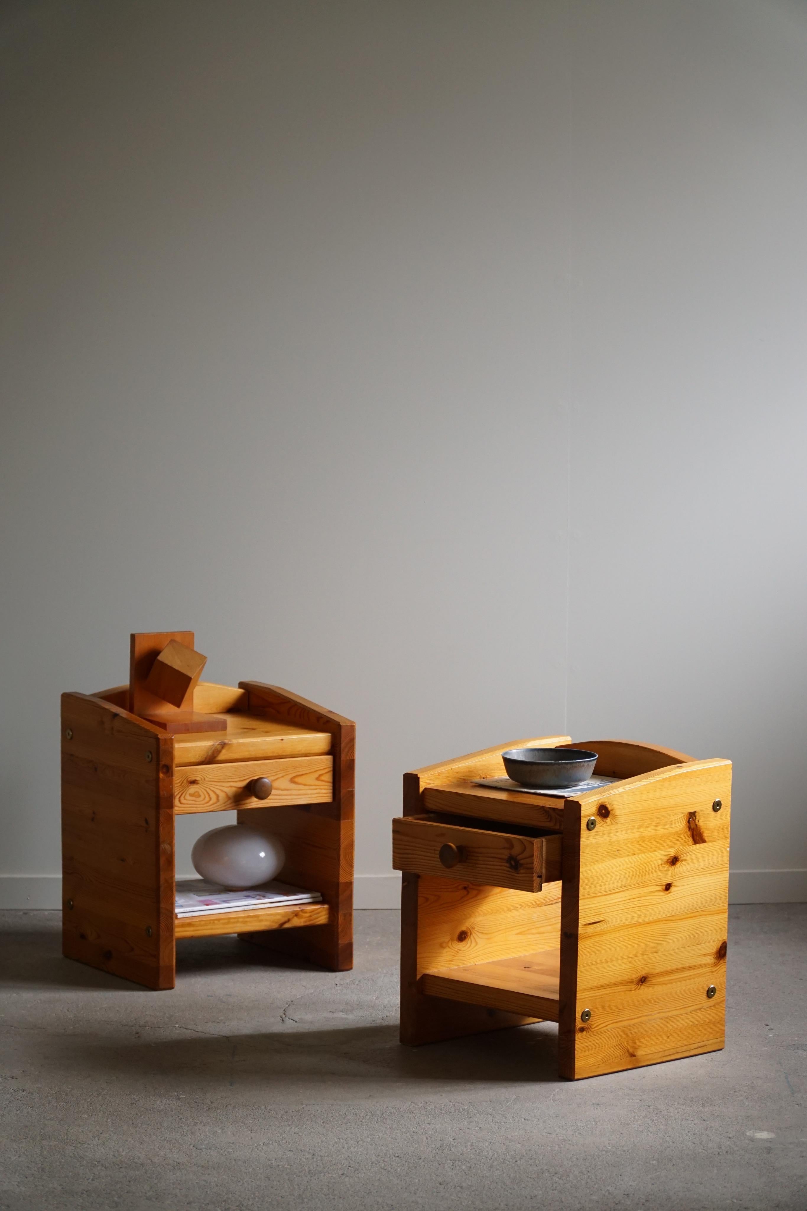 A classic pair of Scandinavian night stands / side tables in solid pine with a drawer, made in Denmark in ca 1970s by an unknown cabinetmaker.

The night stands are nicely patinated with some traces of wear.

A fine brutalist object with a warm