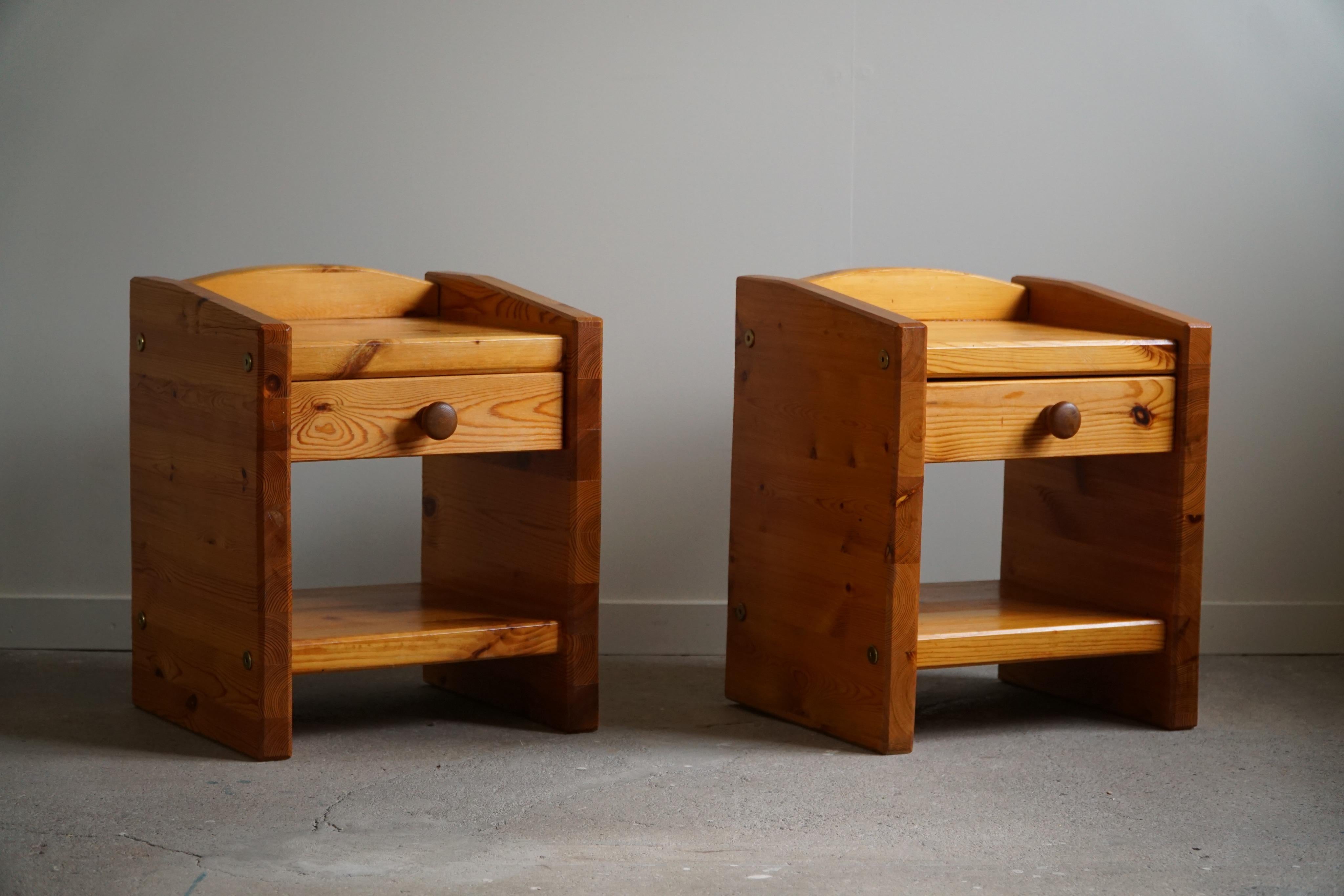 20th Midcentury, Pair of Brutalist Night Stands in Solid Pine, Denmark, 1970s In Good Condition For Sale In Odense, DK