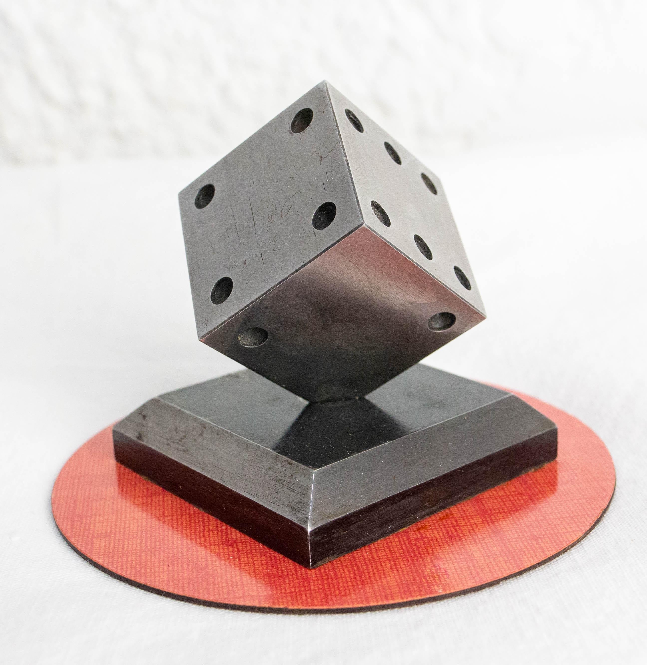 Mid-Century moderno 20° Fermacarte da gioco in laminato rosso e acciaio della metà del secolo scorso, circa 1960 in vendita