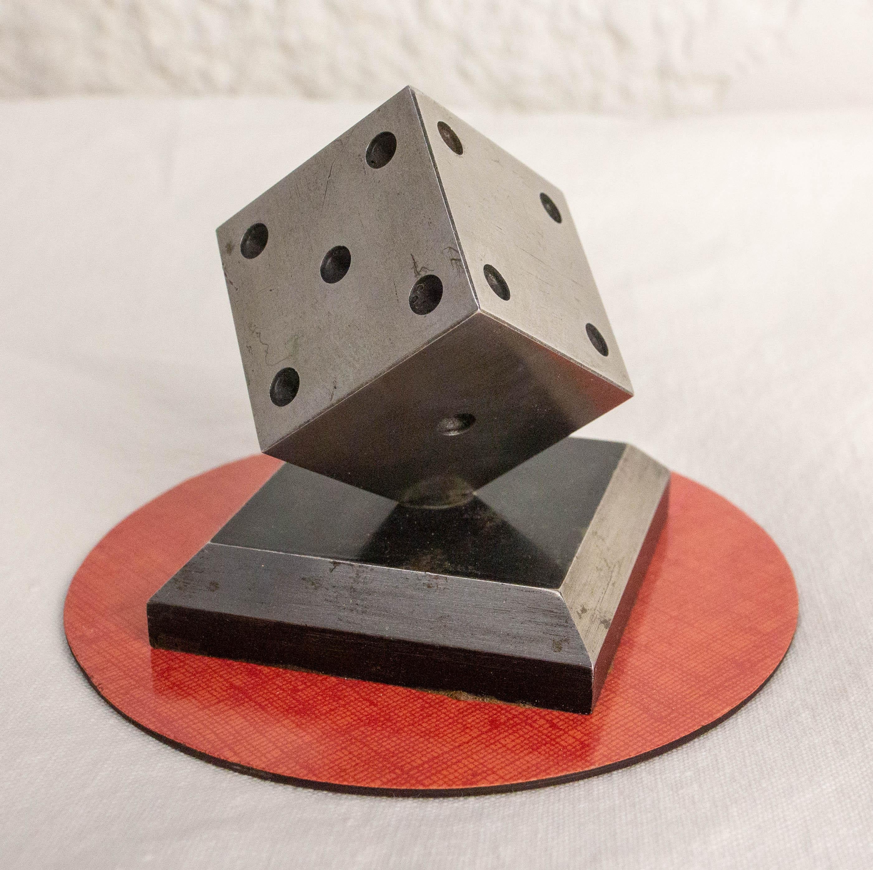 Italiano 20° Fermacarte da gioco in laminato rosso e acciaio della metà del secolo scorso, circa 1960 in vendita