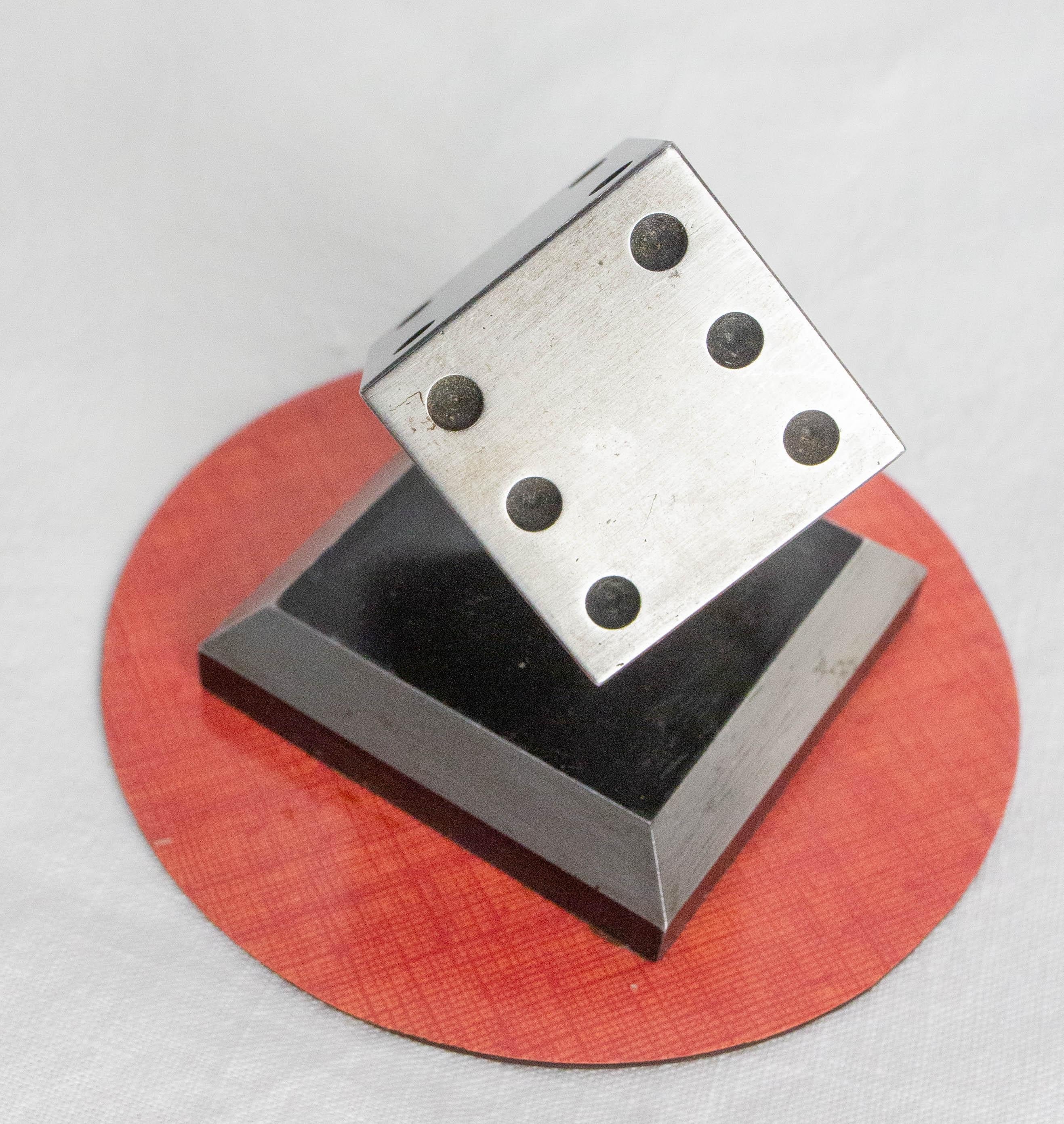 XX secolo 20° Fermacarte da gioco in laminato rosso e acciaio della metà del secolo scorso, circa 1960 in vendita
