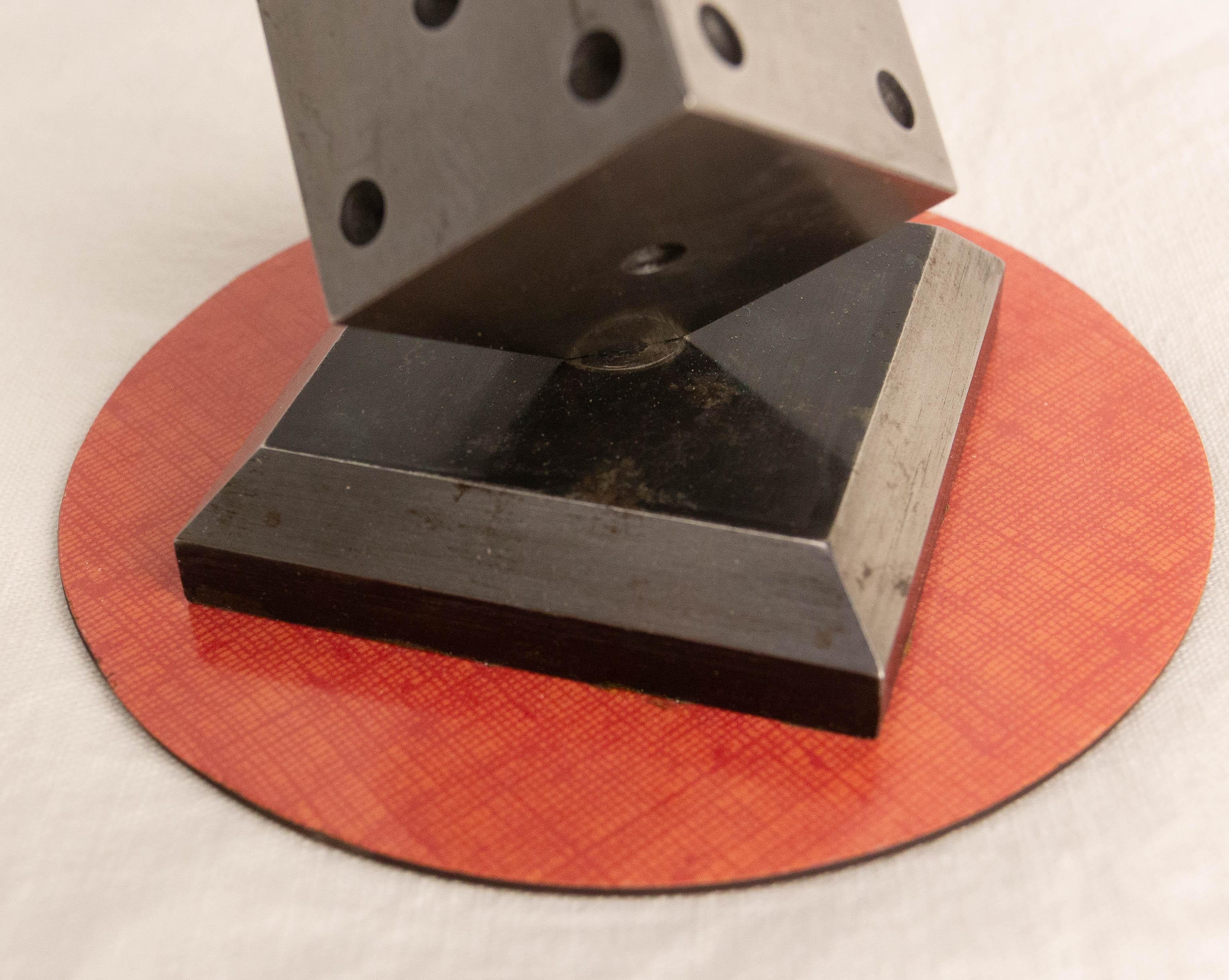 Acciaio 20° Fermacarte da gioco in laminato rosso e acciaio della metà del secolo scorso, circa 1960 in vendita