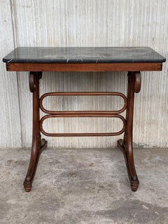 Thonet-Beistelltisch aus Holz und Bugholz mit Marmorplatte, 20.