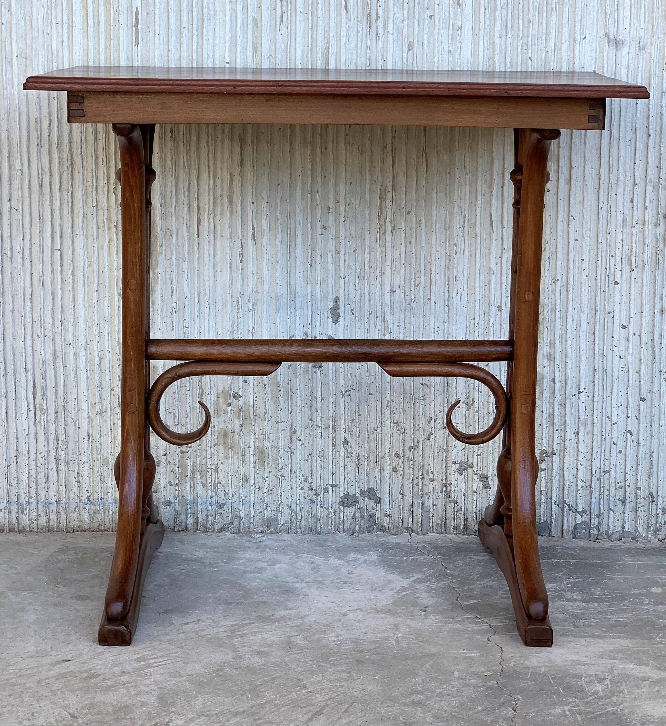 20th-Mid Century Thonet Side Table in Wood and Bentwood (Moderne der Mitte des Jahrhunderts)