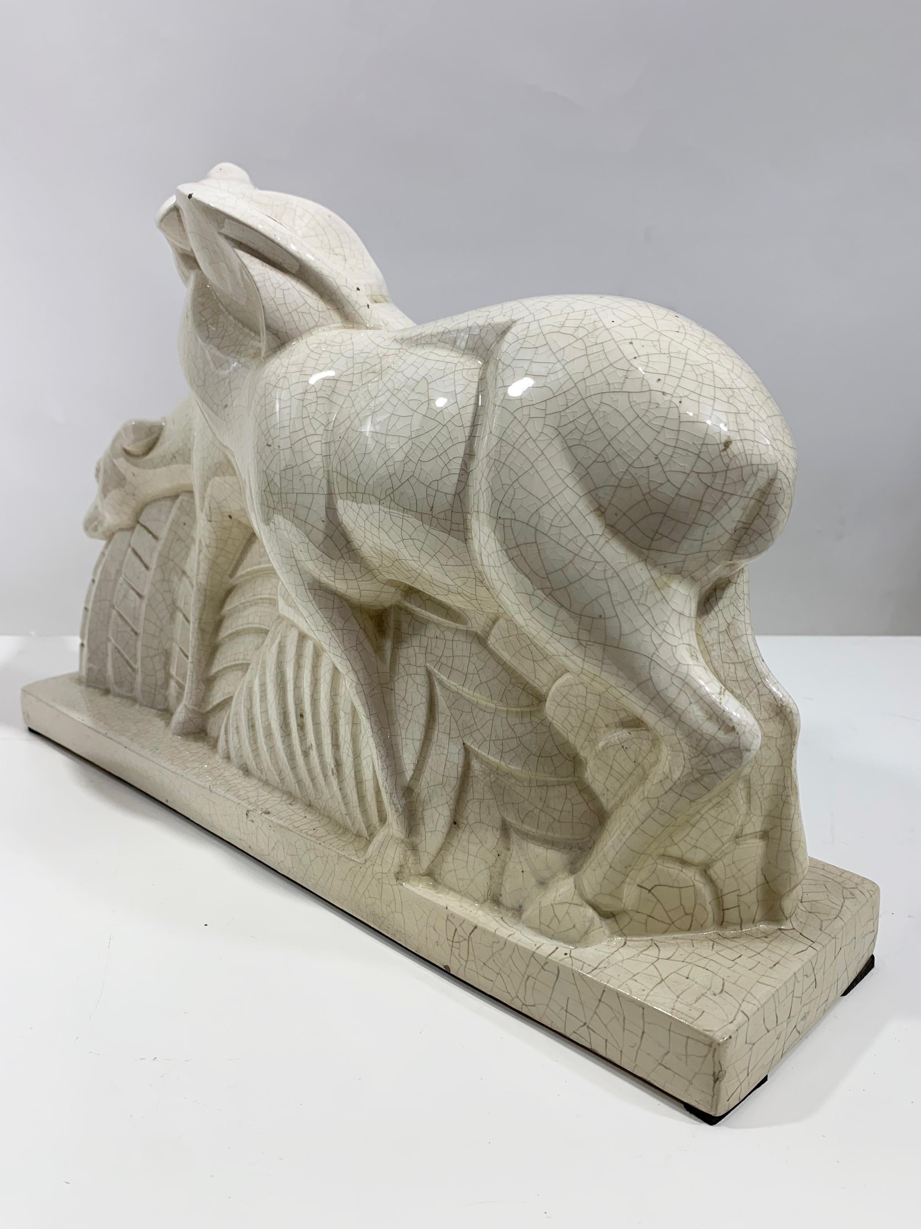 Scultura vintage che rappresenta un gruppo di cervi in ceramica screpolata di colore bianco sporco.
Ha firmato Charles Lemanceau, uno dei più grandi produttori.