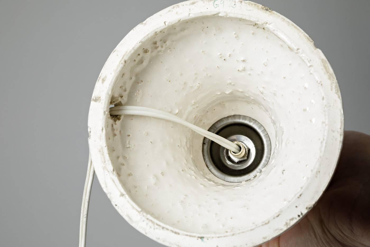 Français Lampe de table en céramique blanche du milieu du XXe siècle, design français, vers 1970 en vente