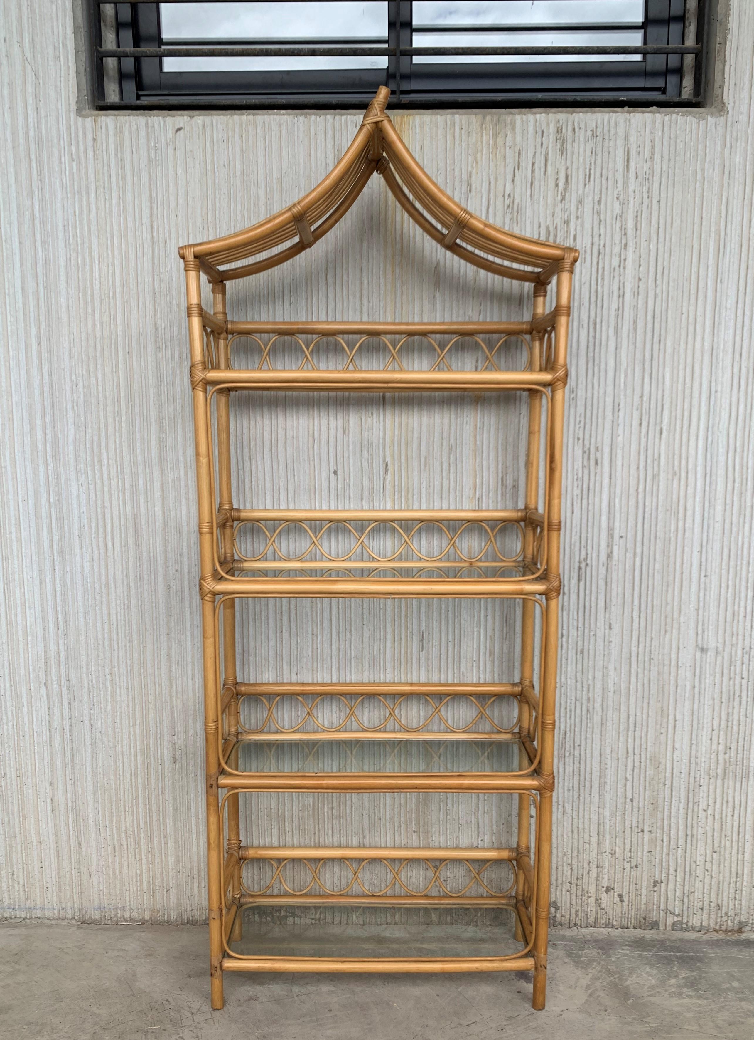 Midcentury bamboo and glass bookcase étagères, in the Pagoda style.

Handsome bamboo with four glass shelves, French, circa 1960.

Gap between shelves: 17.71in.


 