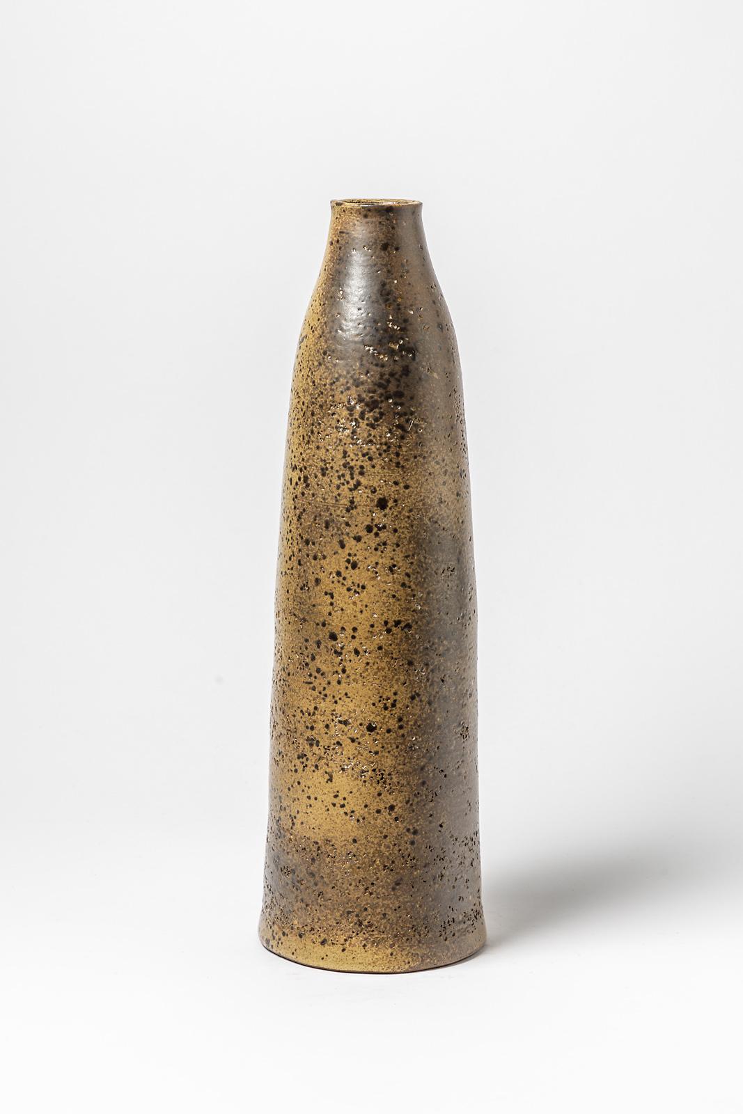 Vaso o bottiglia in ceramica di grandi dimensioni in gres.

Eleganti colori di smalto ceramico in gres marrone e nero.

Condizioni originali perfette

Produzione artigianale della metà del XX secolo, realizzata intorno al 1970

Firmato alla